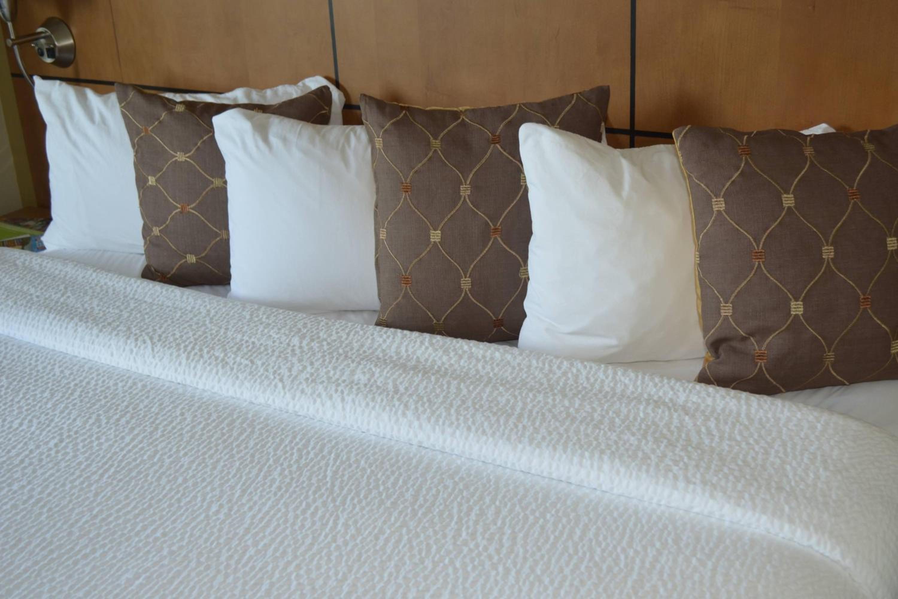 Standard Room, One King Bed - Photo 4