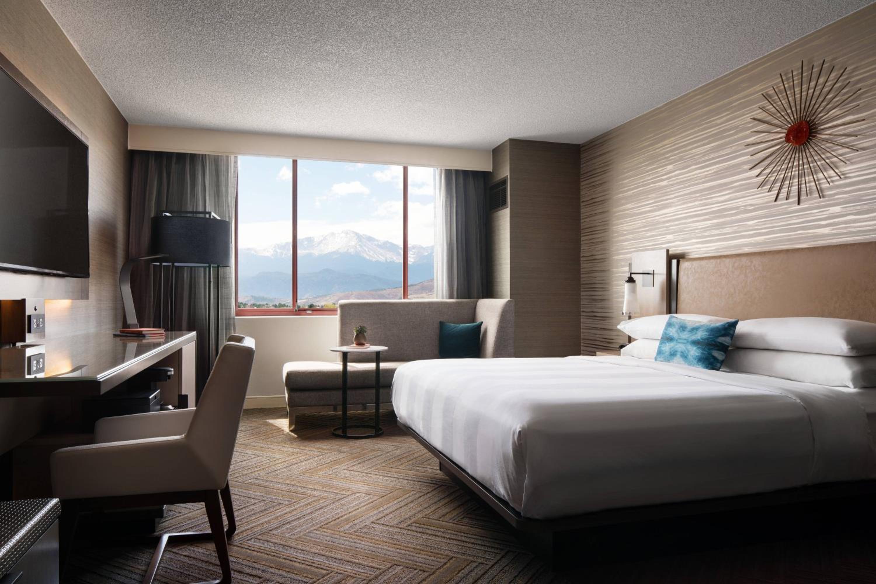 Guest room, 1 King, Mountain view - Photo 1
