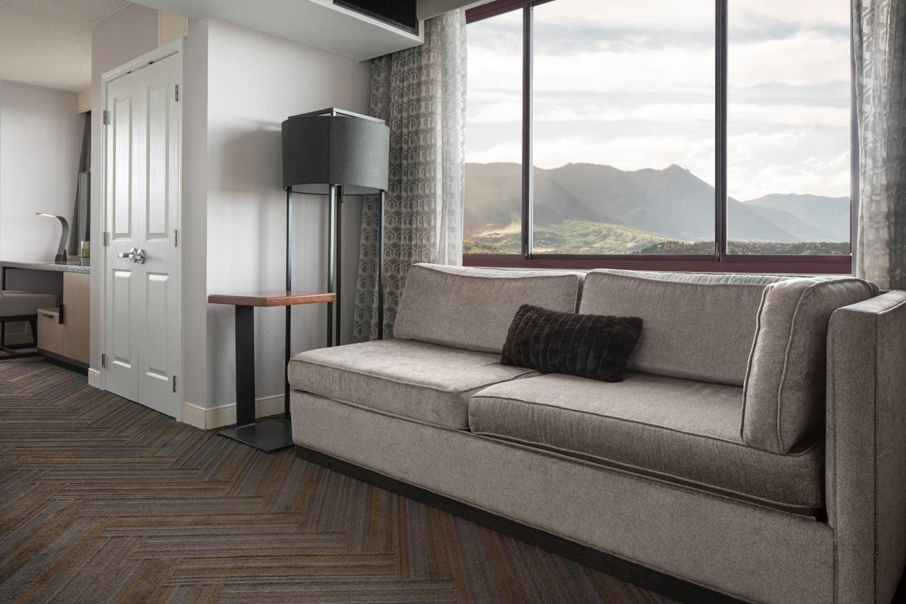 Mountain View Corner Concierge lounge access, Guest room - Photo 6