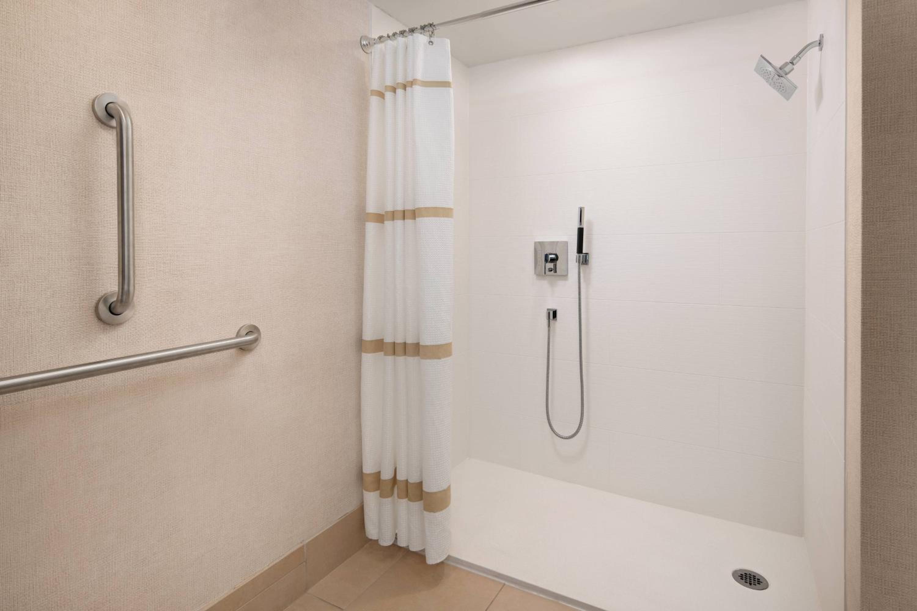 King Room with Mountain View and Adapted Tub - Mobility and Hearing Accessible - Photo 7
