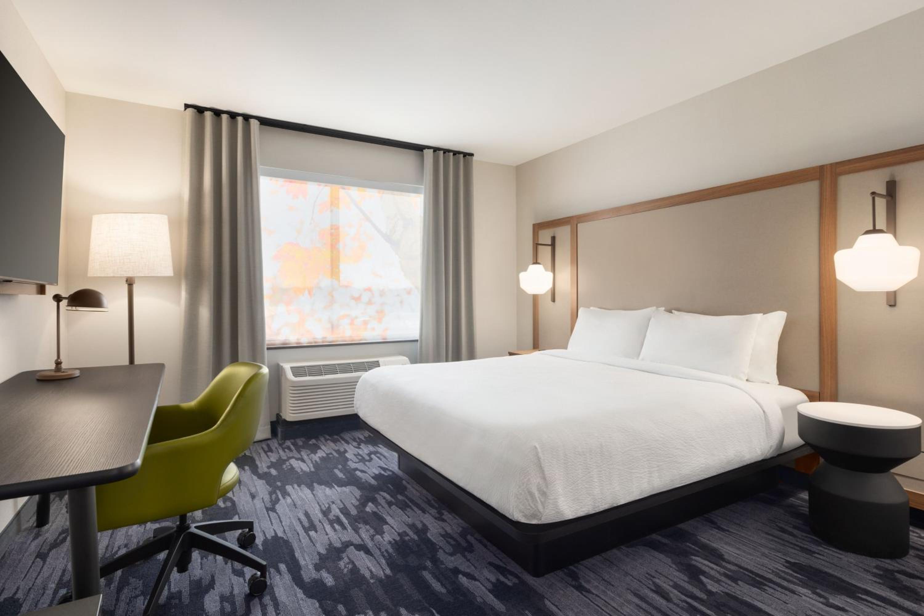 King Room with Bathtub - Mobility Access/Hearing Accessible photo 1