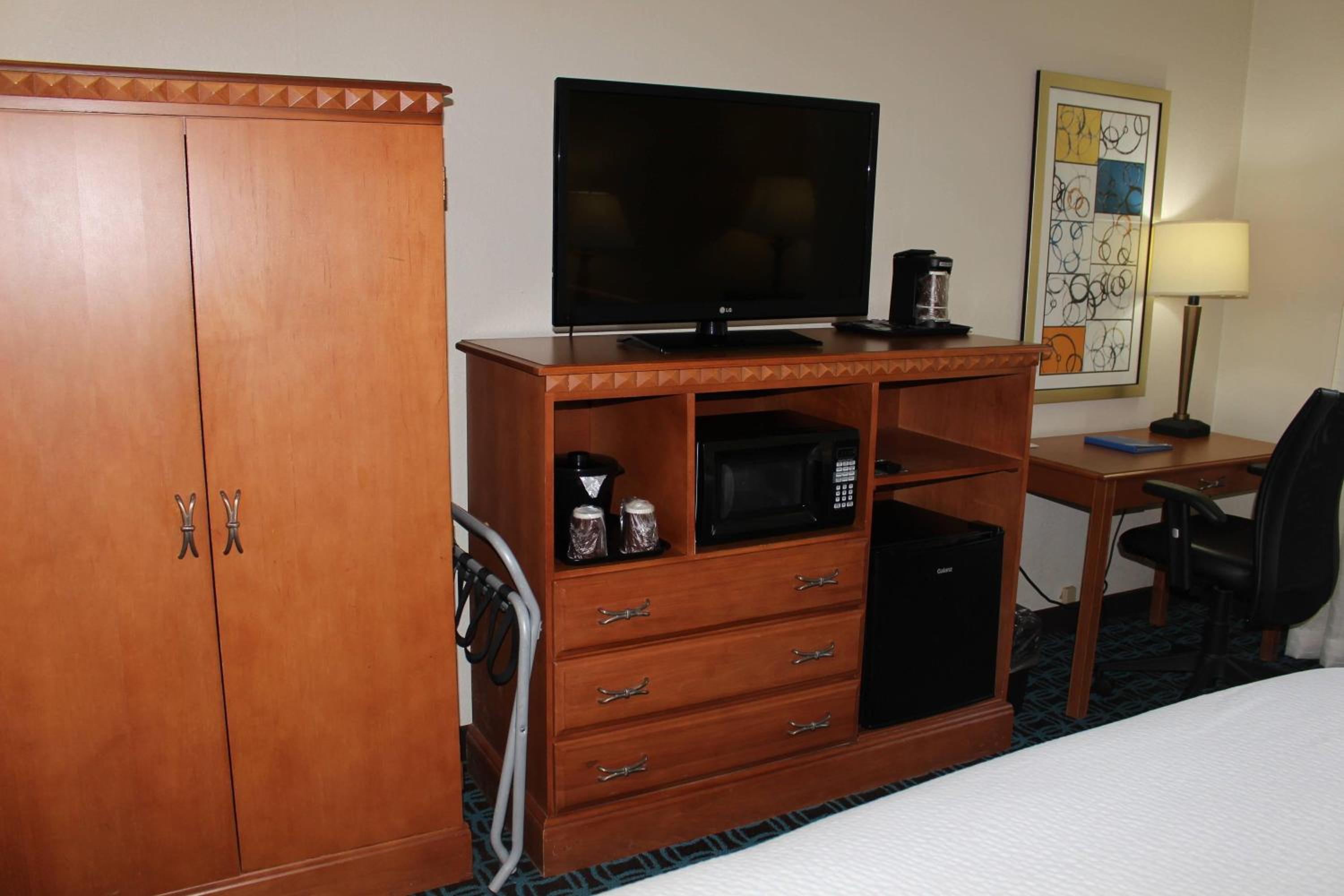 King Room with Adapted Tub - Mobility Accessible - Photo 2