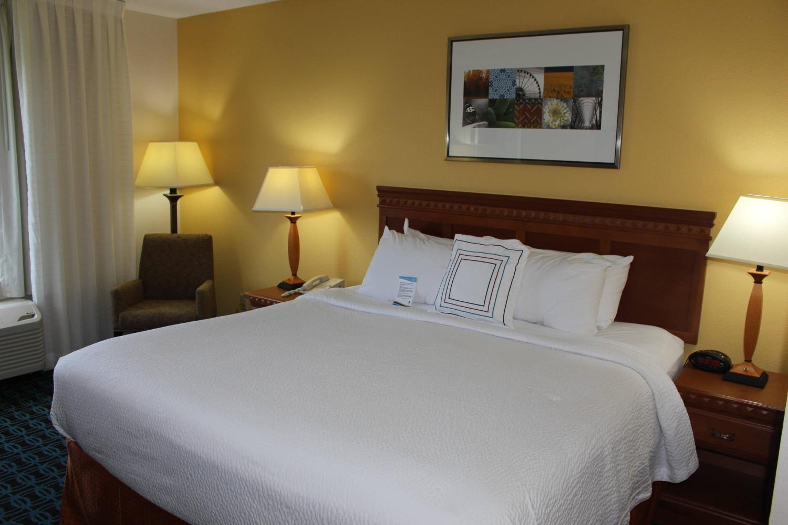 King Room with Adapted Tub - Mobility Accessible - Photo 1
