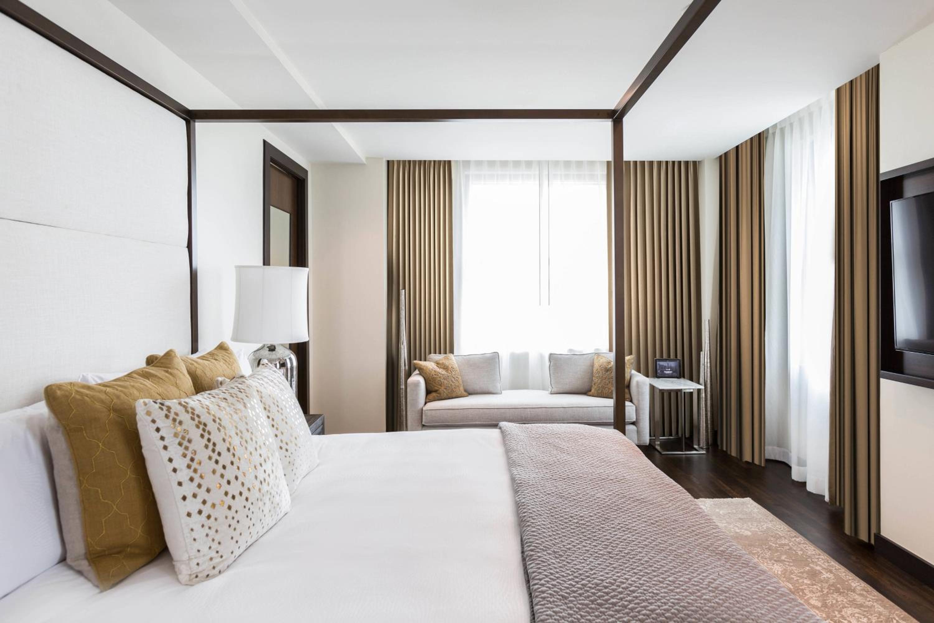 Deluxe King Room with Roll-in Shower - Mobility Accessible