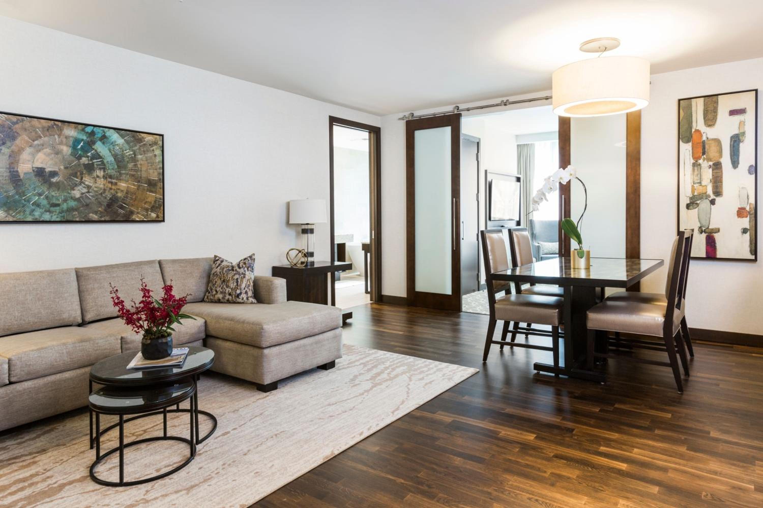 One-Bedroom Executive King Suite with Sofa Bed photo 3