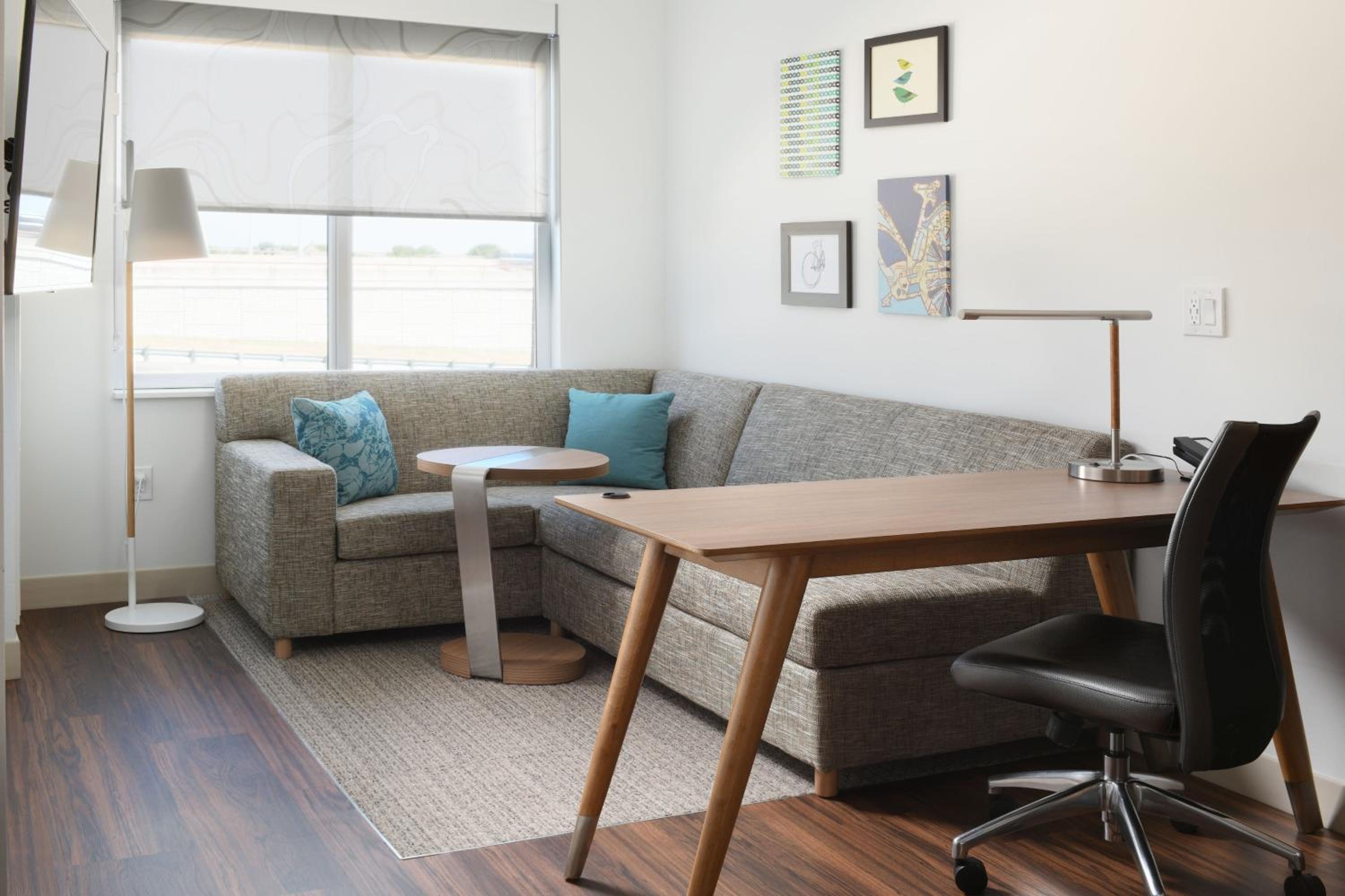 1 Bedroom Suite, 1 King, Sofa bed - Photo 2