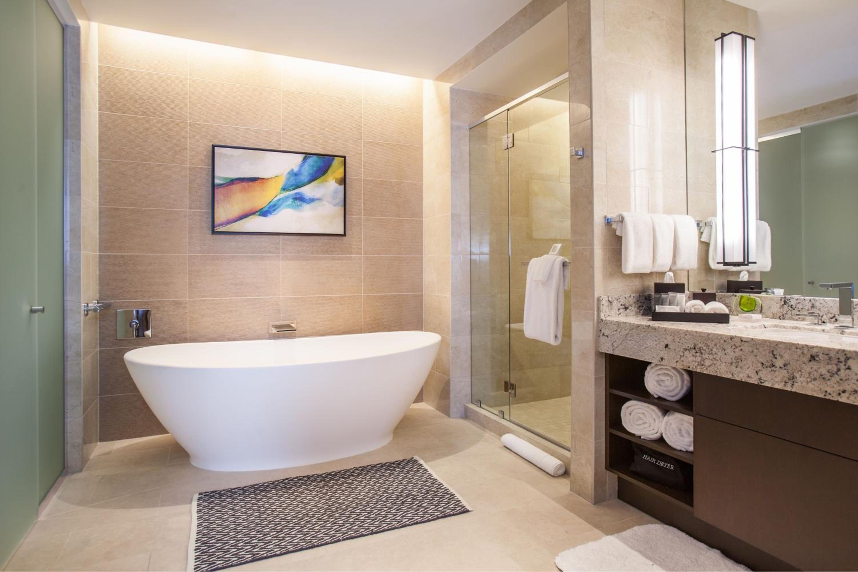 One-Bedroom King Suite with Mobility Accessible Tub