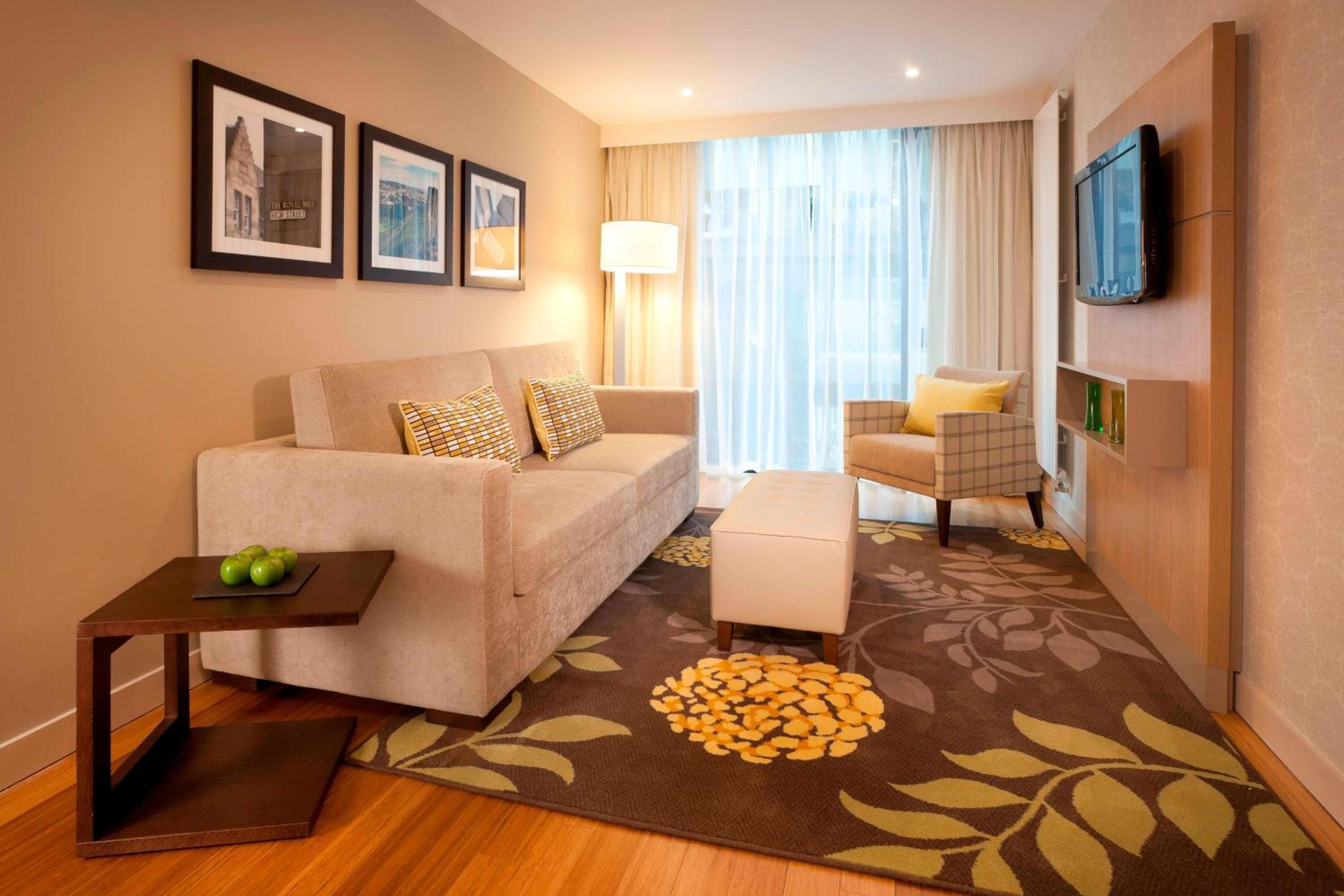 One-Bedroom Queen Suite
