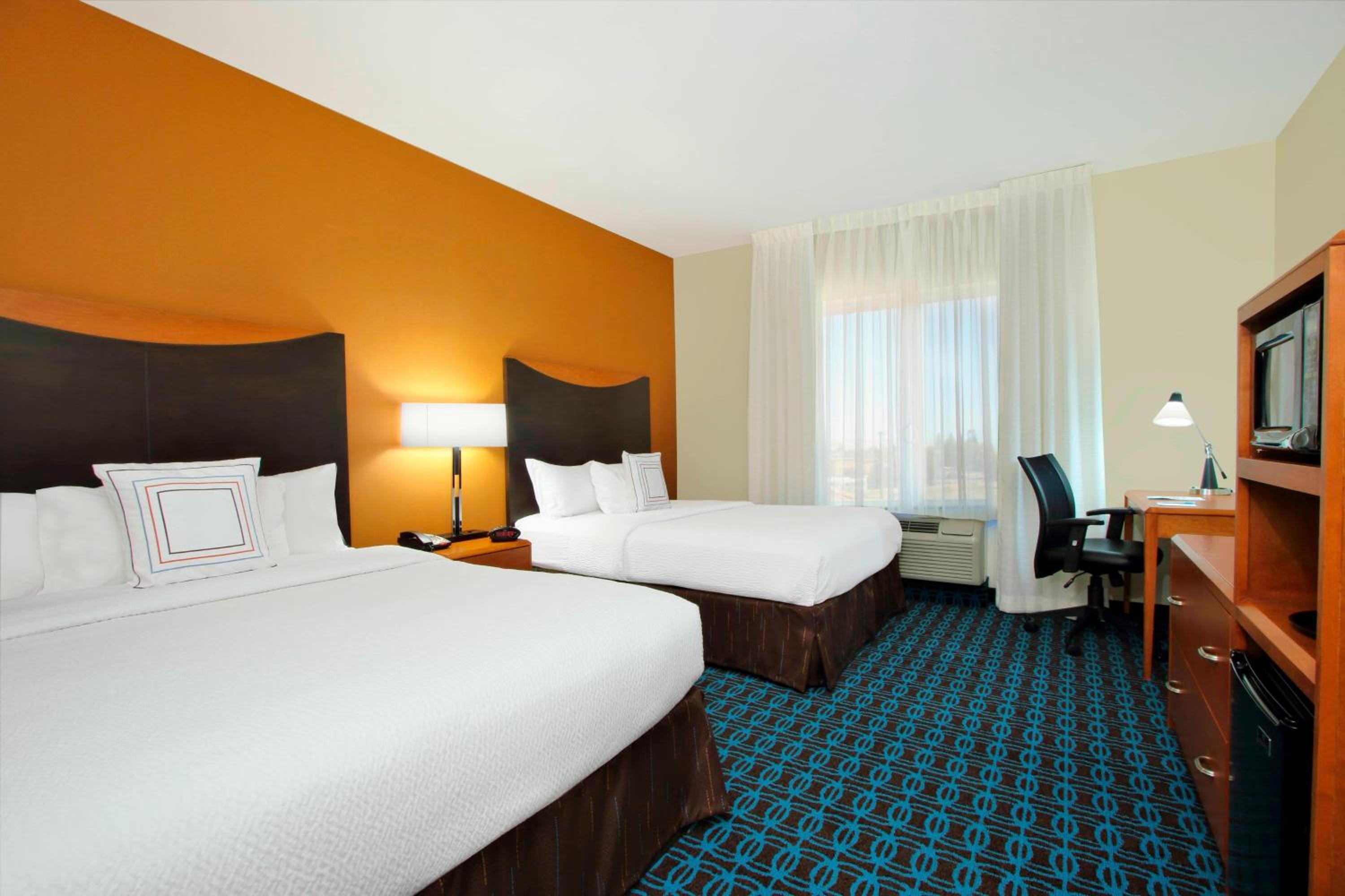 Queen Room with Two Queen Beds - Photo 3