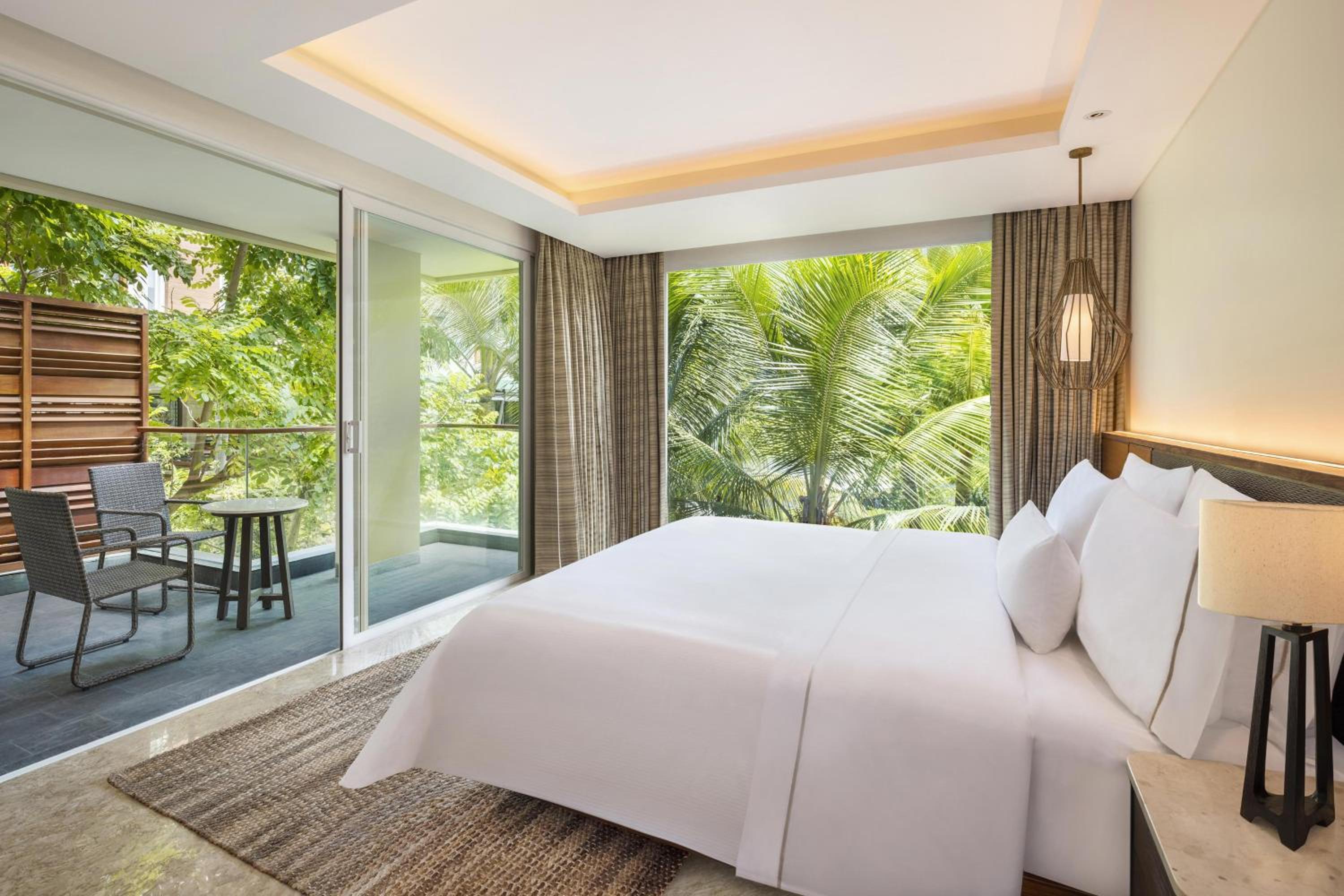 Junior Suite, 1 King Bed, Garden View, and Balcony with FREE Access to the Farm, FREE Family Activities, Daily Yoga, Daily Aquacise, and 24-Hour Access to the Westin WORKOUT®️ Fitness Studio. photo 2