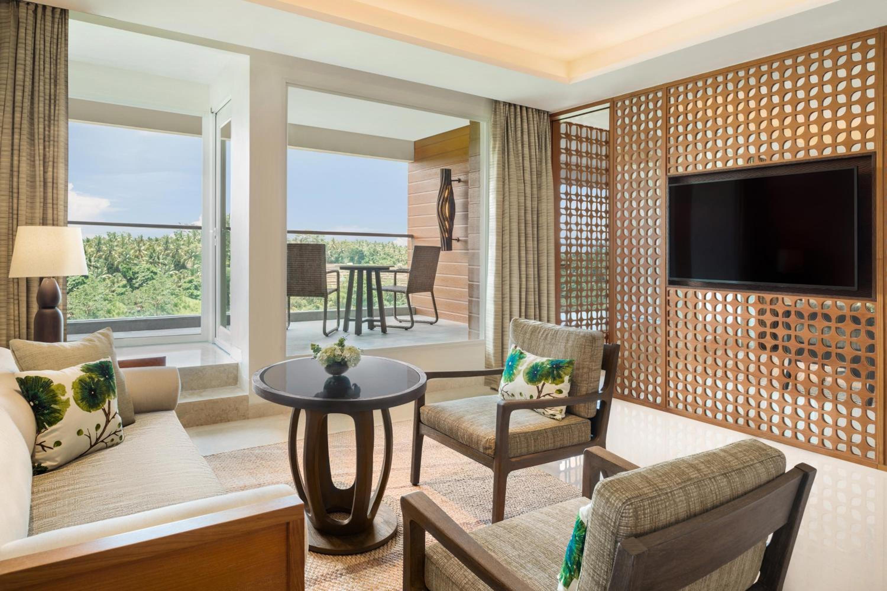 Executive Suite, 1 King Bed, Garden View, and Balcony with FREE Access to the Farm, FREE Family Activities, Daily Yoga, Daily Aquacise, and 24-Hour Access to the Westin WORKOUT®️ Fitness Studio. photo 3