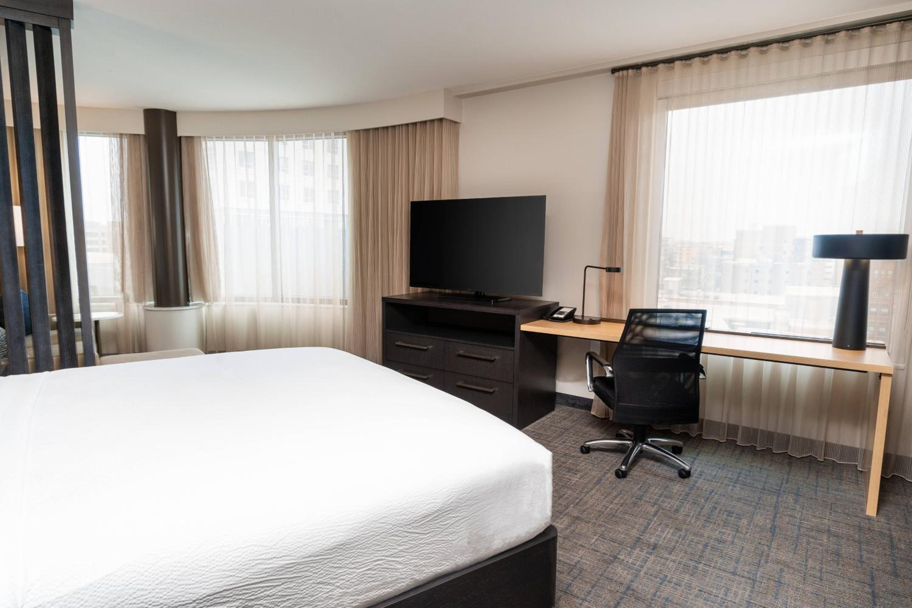 Corner Suite, Studio, King, Sofa bed, City view - Photo 3