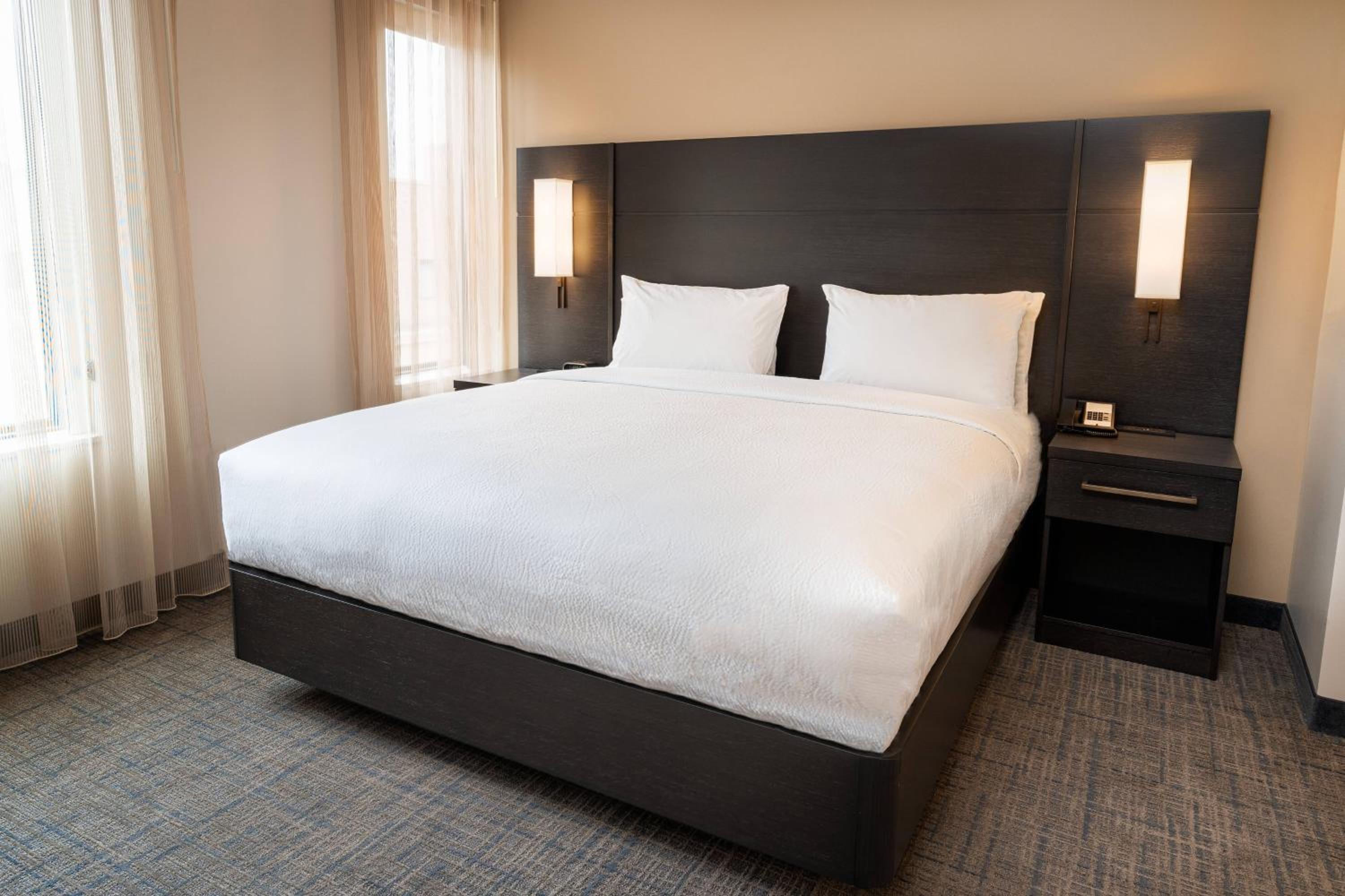 Corner Suite, Studio, King, Sofa bed, City view - Photo 4