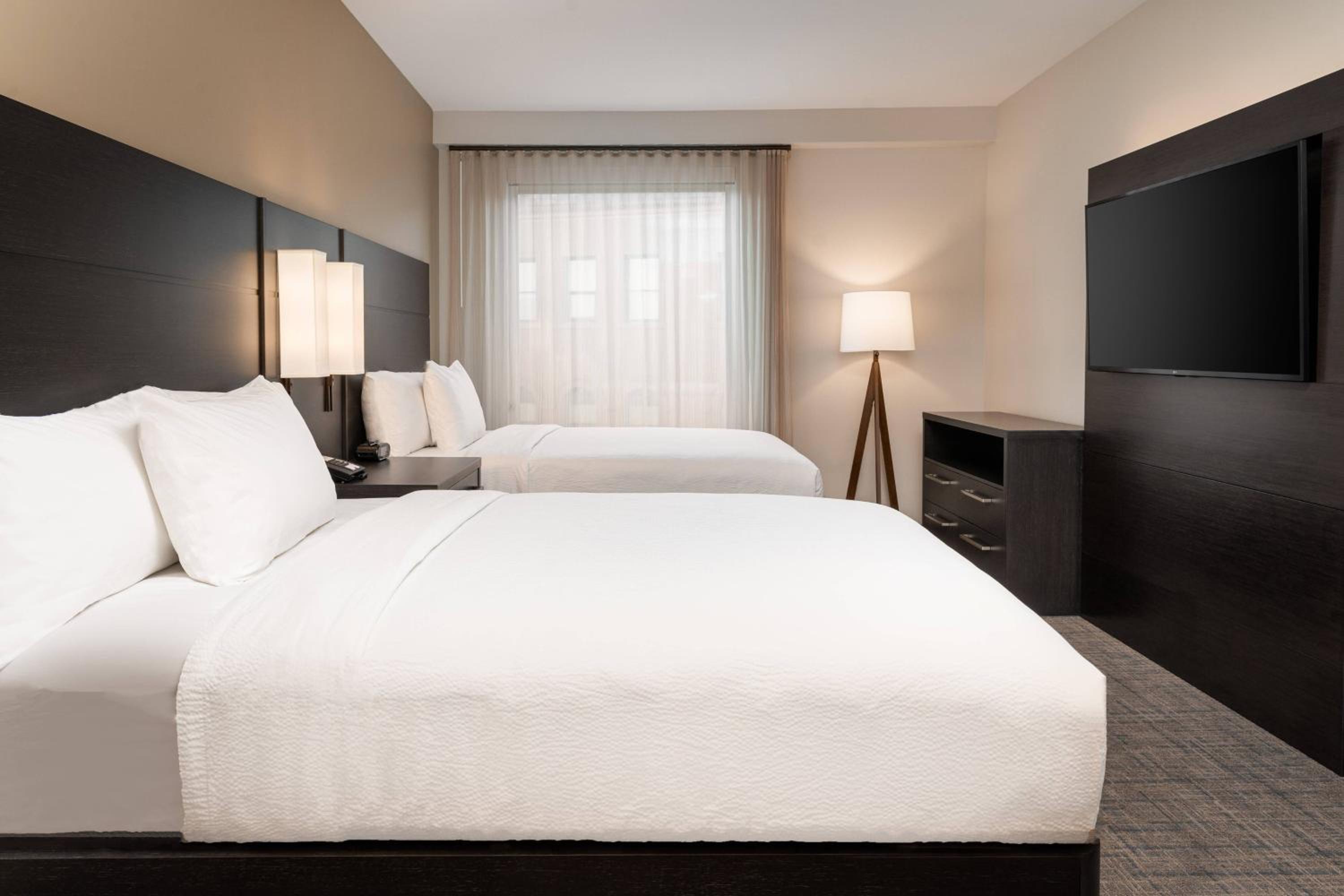 One-Bedroom Suite with Two Queen Beds and Sofa Bed - Photo 4