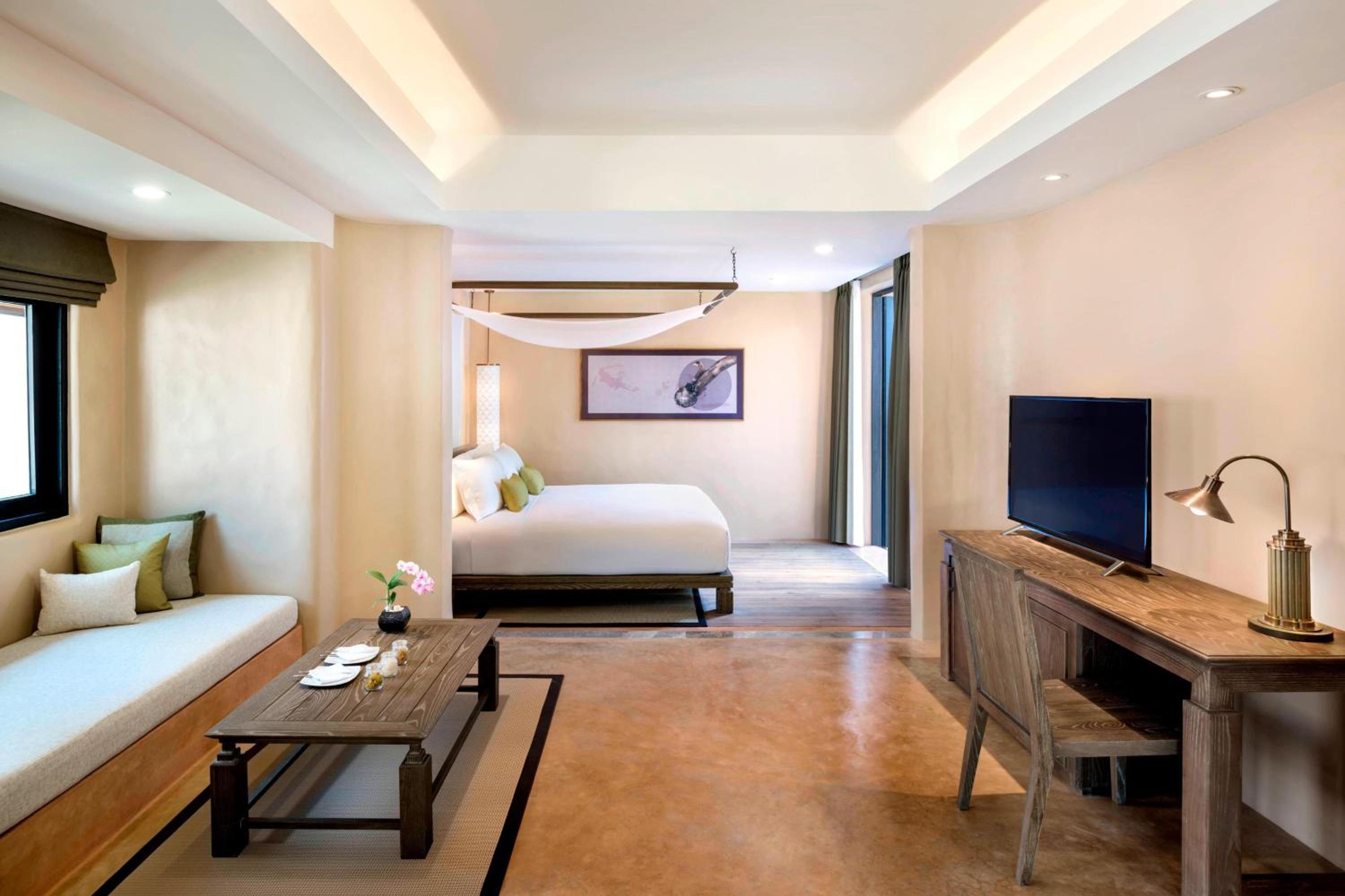Grand Deluxe, Guest Room, 1 King, Sofa Bed photo 3