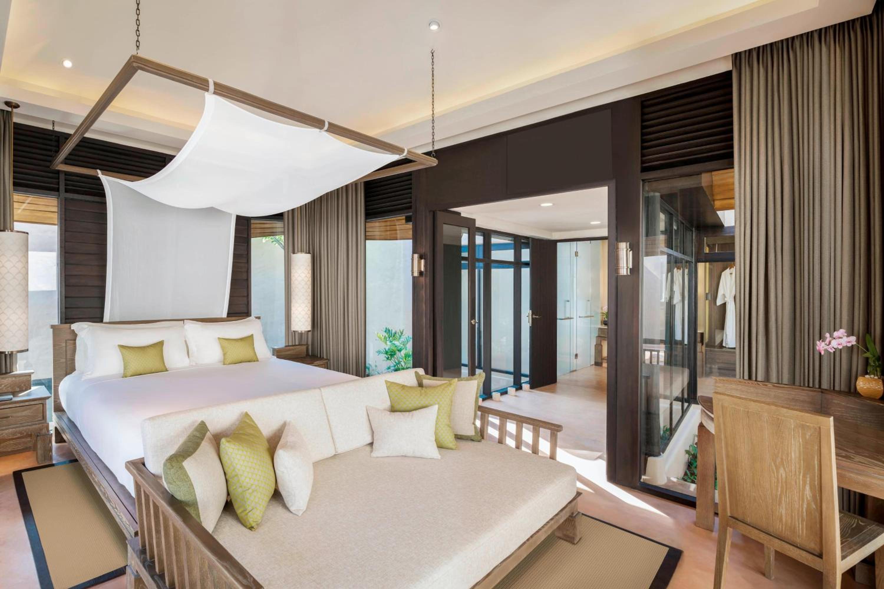 Large King Room with Sofa Bed and Terrace - Photo 3