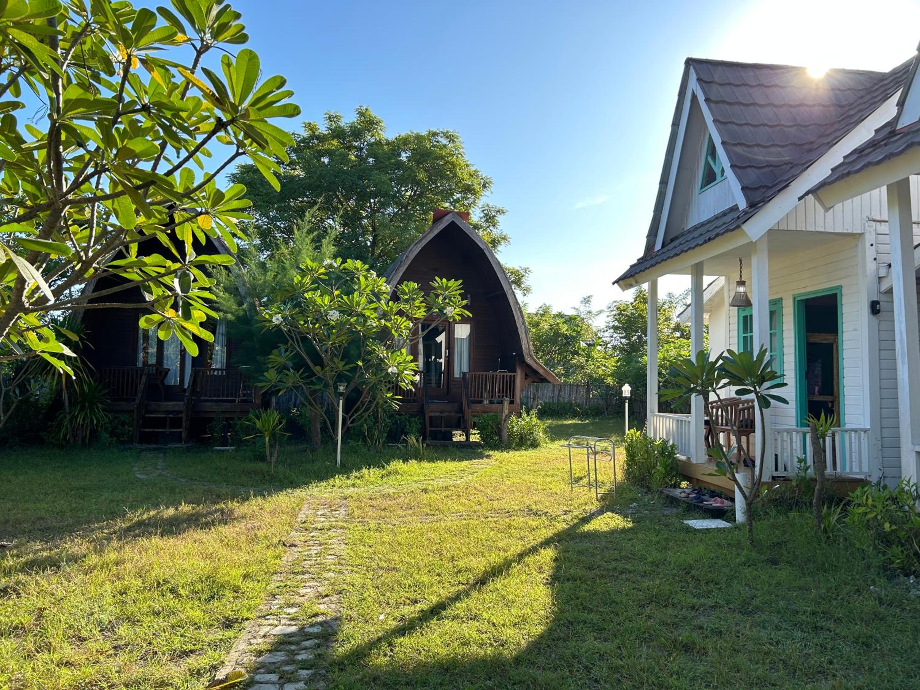 Bungalow with Garden View - Photo 8