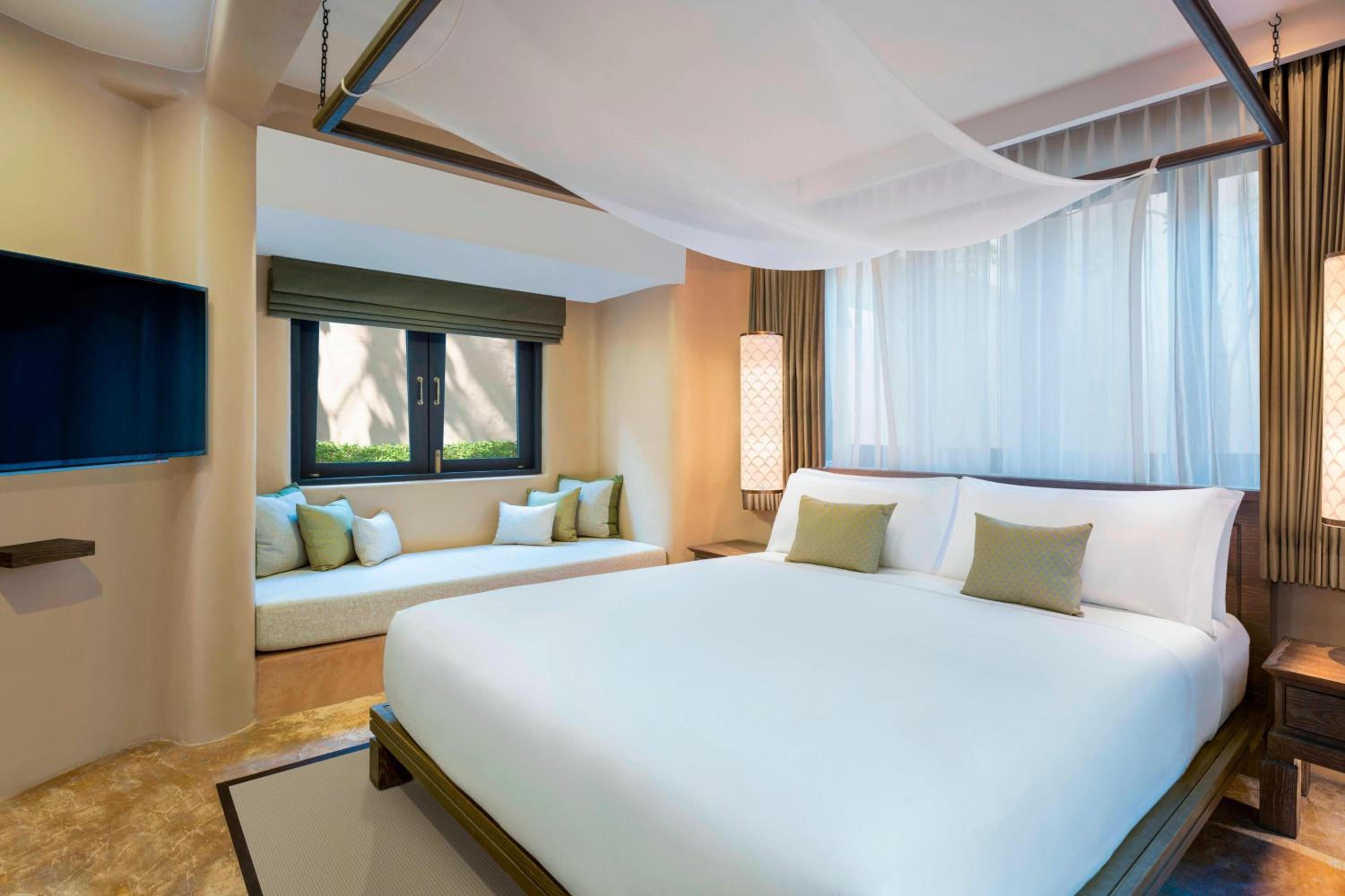 One-Bedroom King Suite with Sofa Bed  - Photo 3