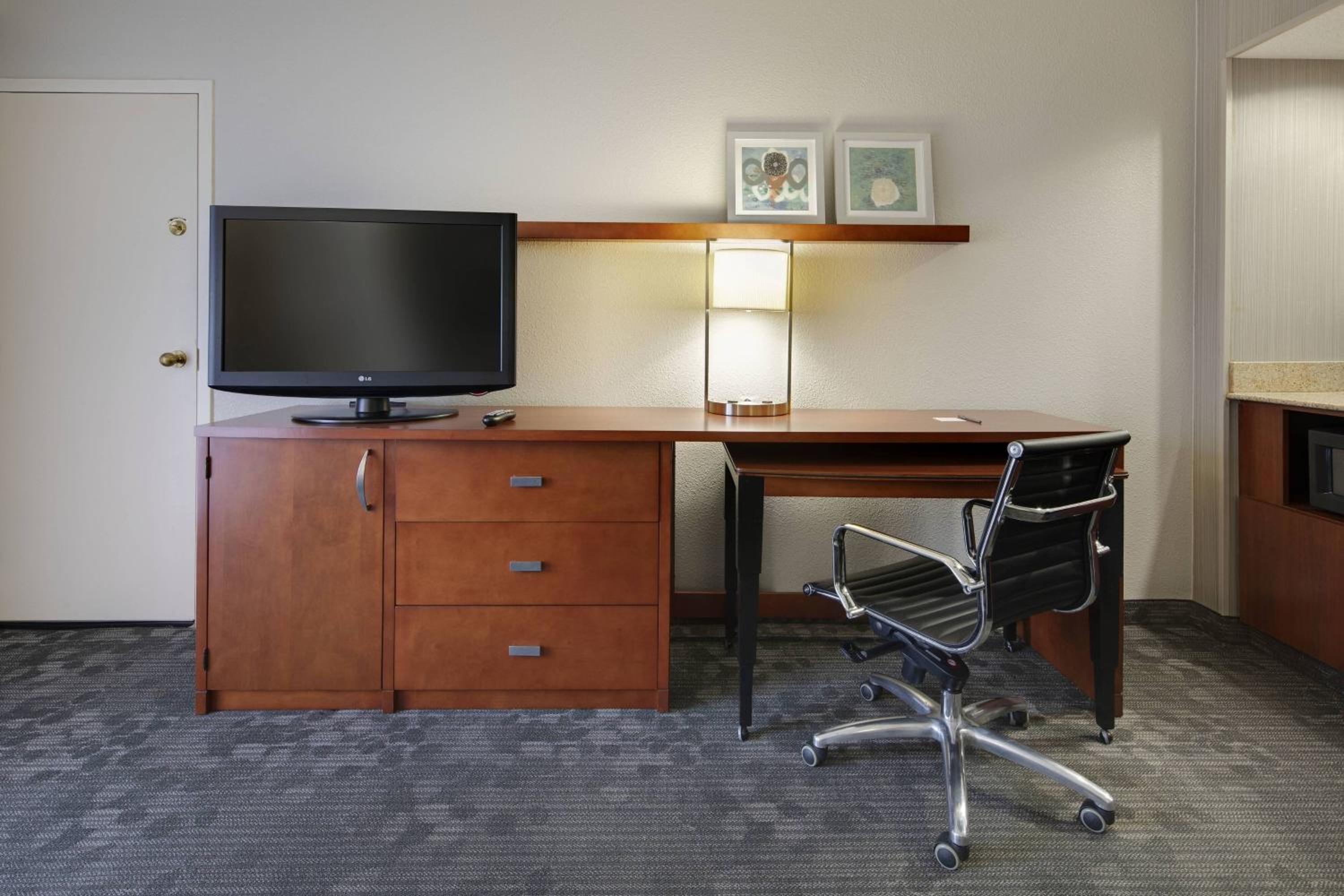 One-Bedroom King Suite - Photo 4