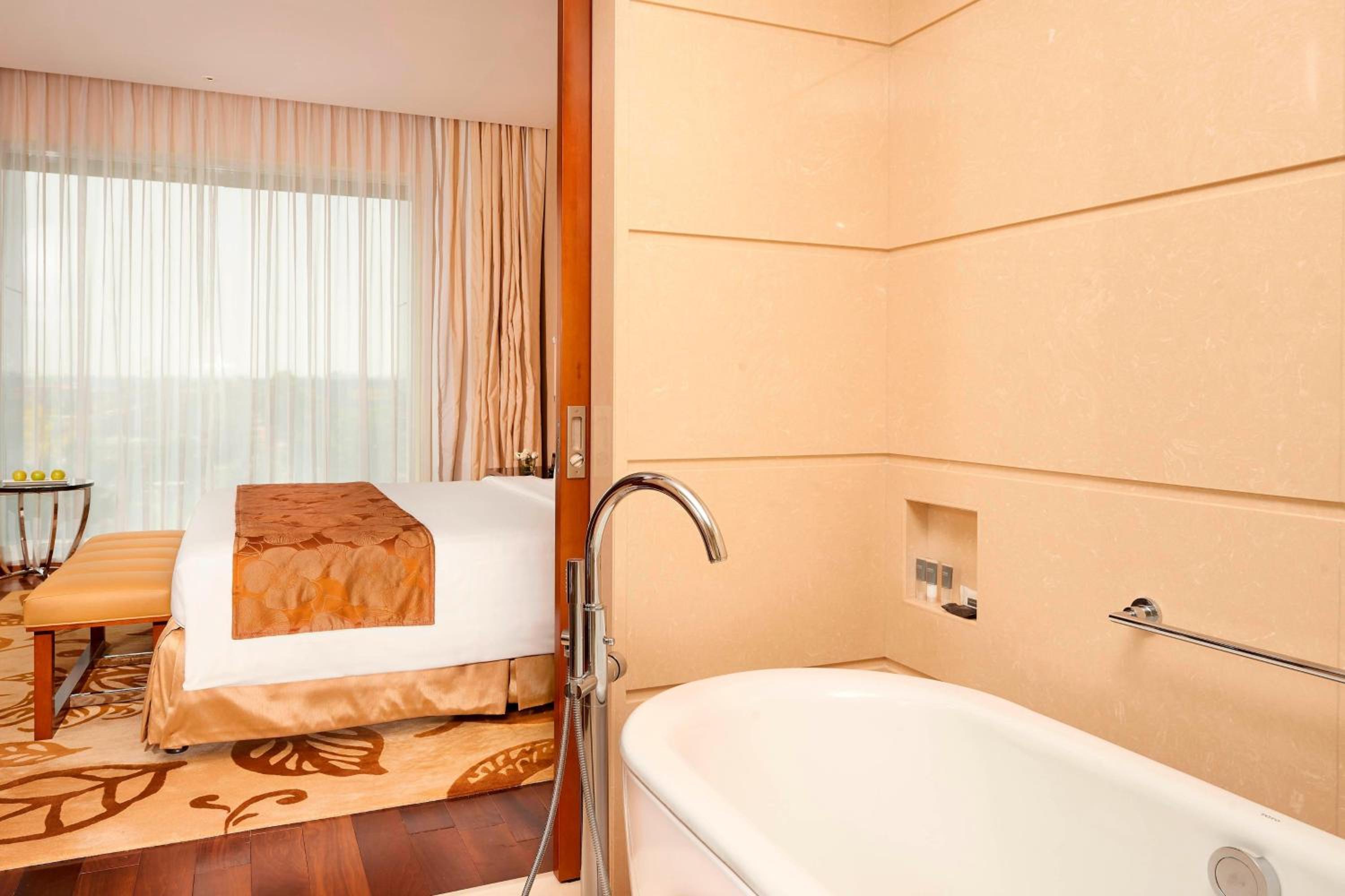 Deluxe Suite with complimentary airport transfers, Happy Hours, Executive Lounge Access.INR 500 hotel credit inclusive of IRD (In-Room Dining) per room per night Two way Airport Transfers Access to Taberna Bar with unlimited beverages for two hours (5PM – photo