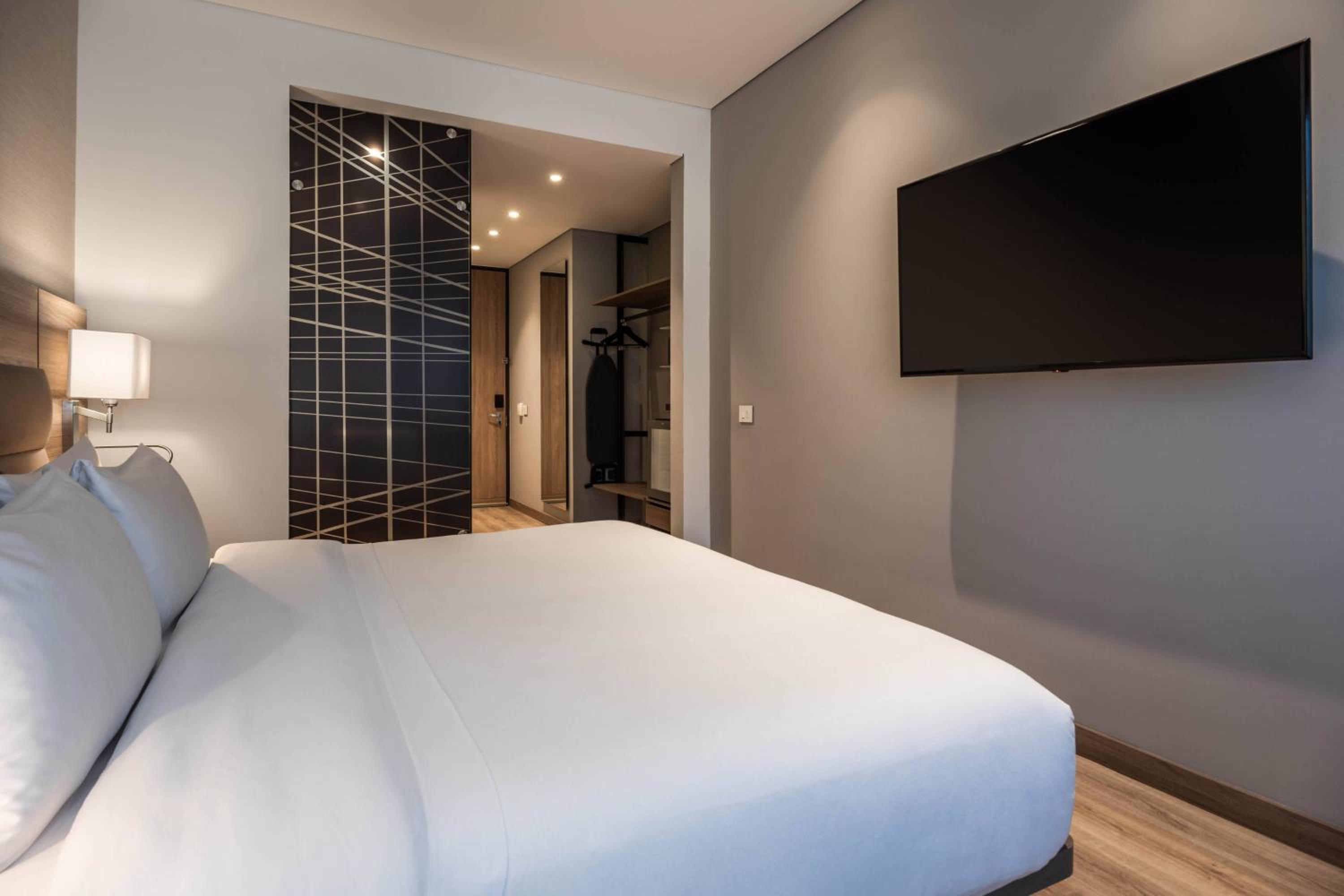 Standard King Room photo 2