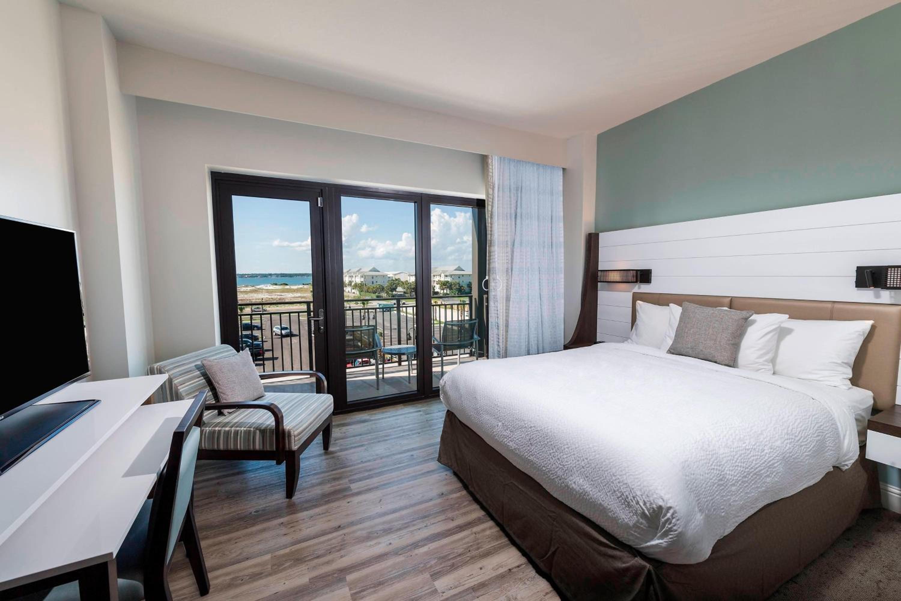 Queen Suite with Two Beds and Balcony - Island View photo 1