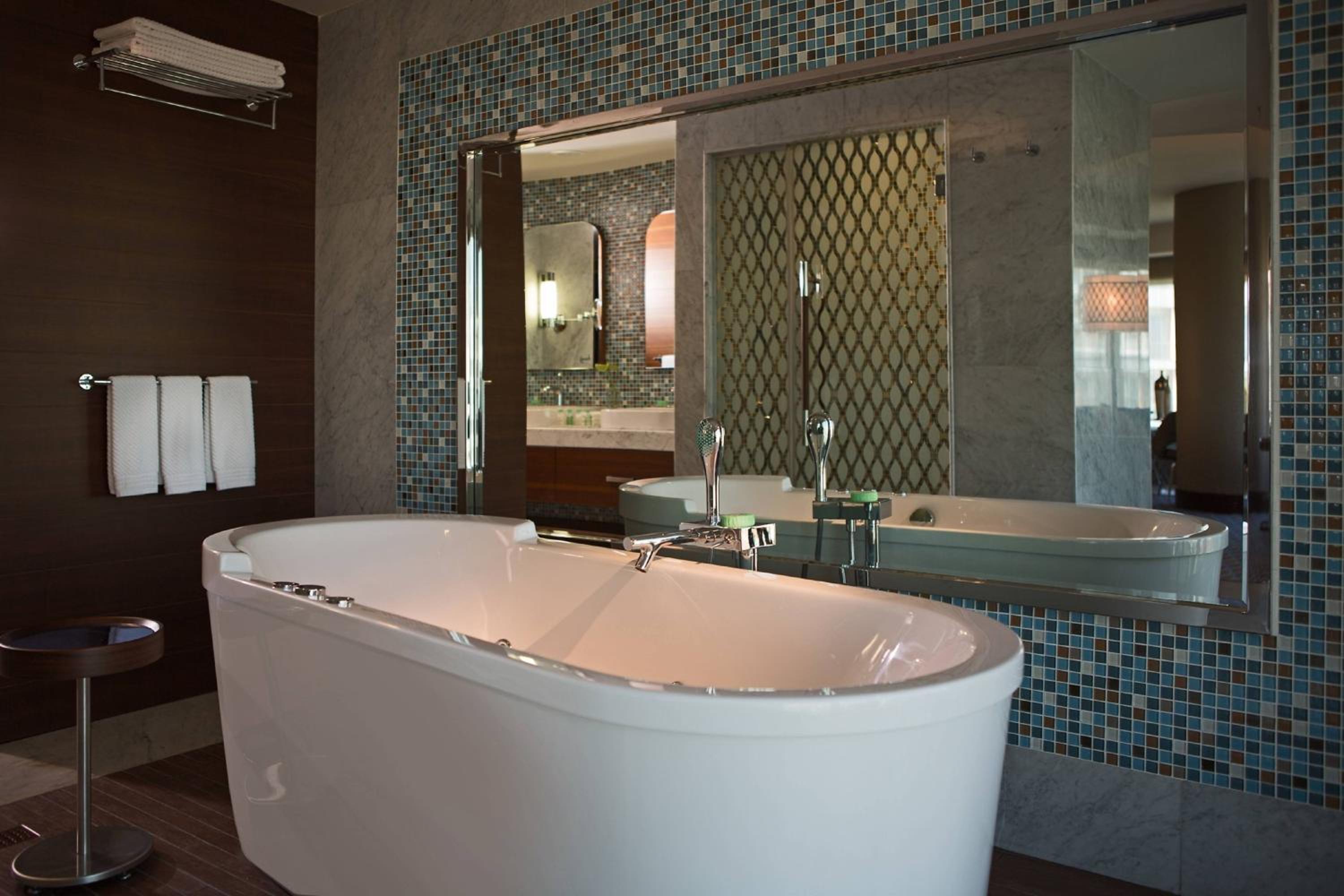 Executive Suite with Partial Sea View and Spa Bath Club Lounge Access