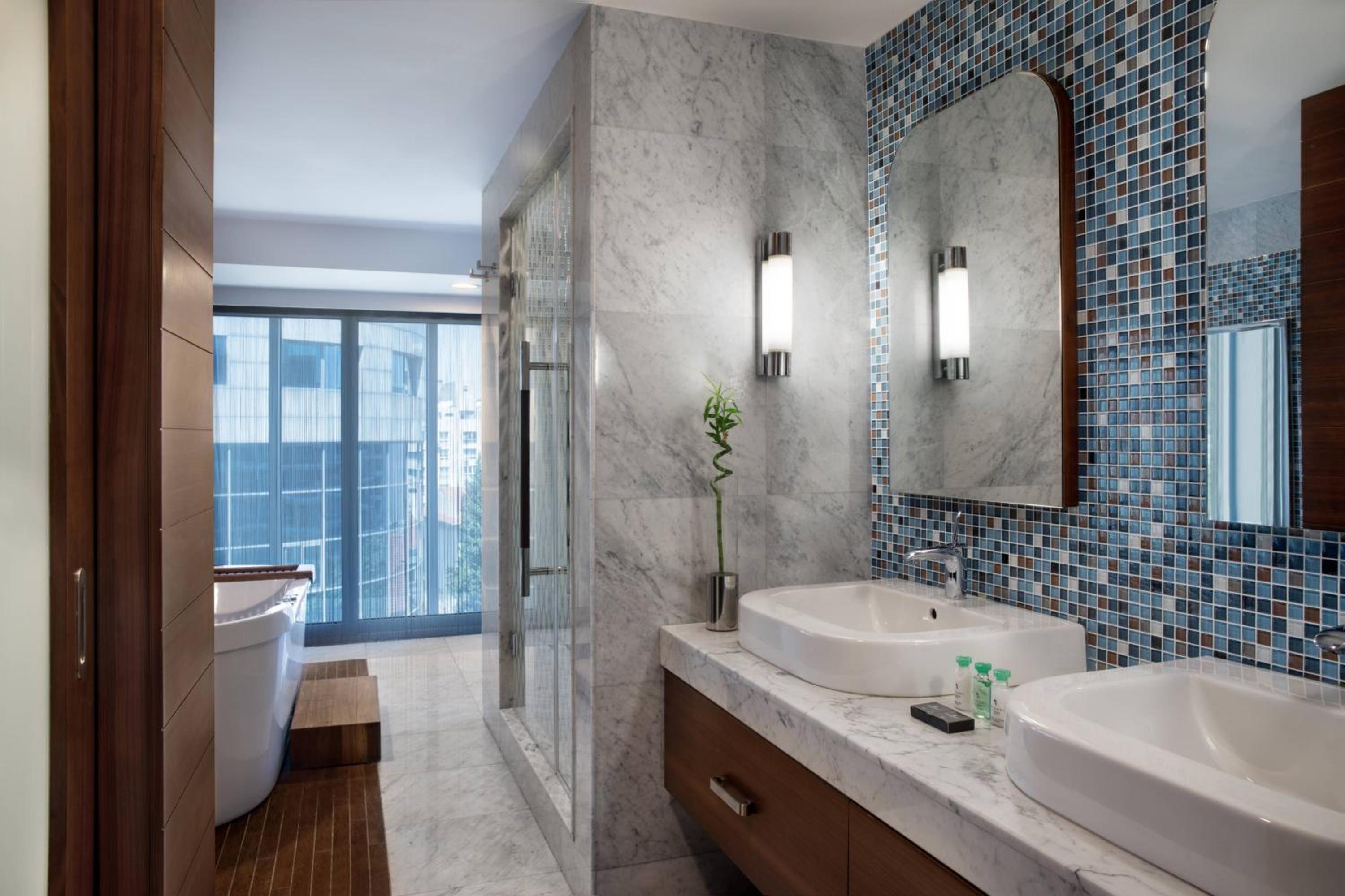 Executive Suite with Partial Sea View and Spa Bath Club Lounge Access
