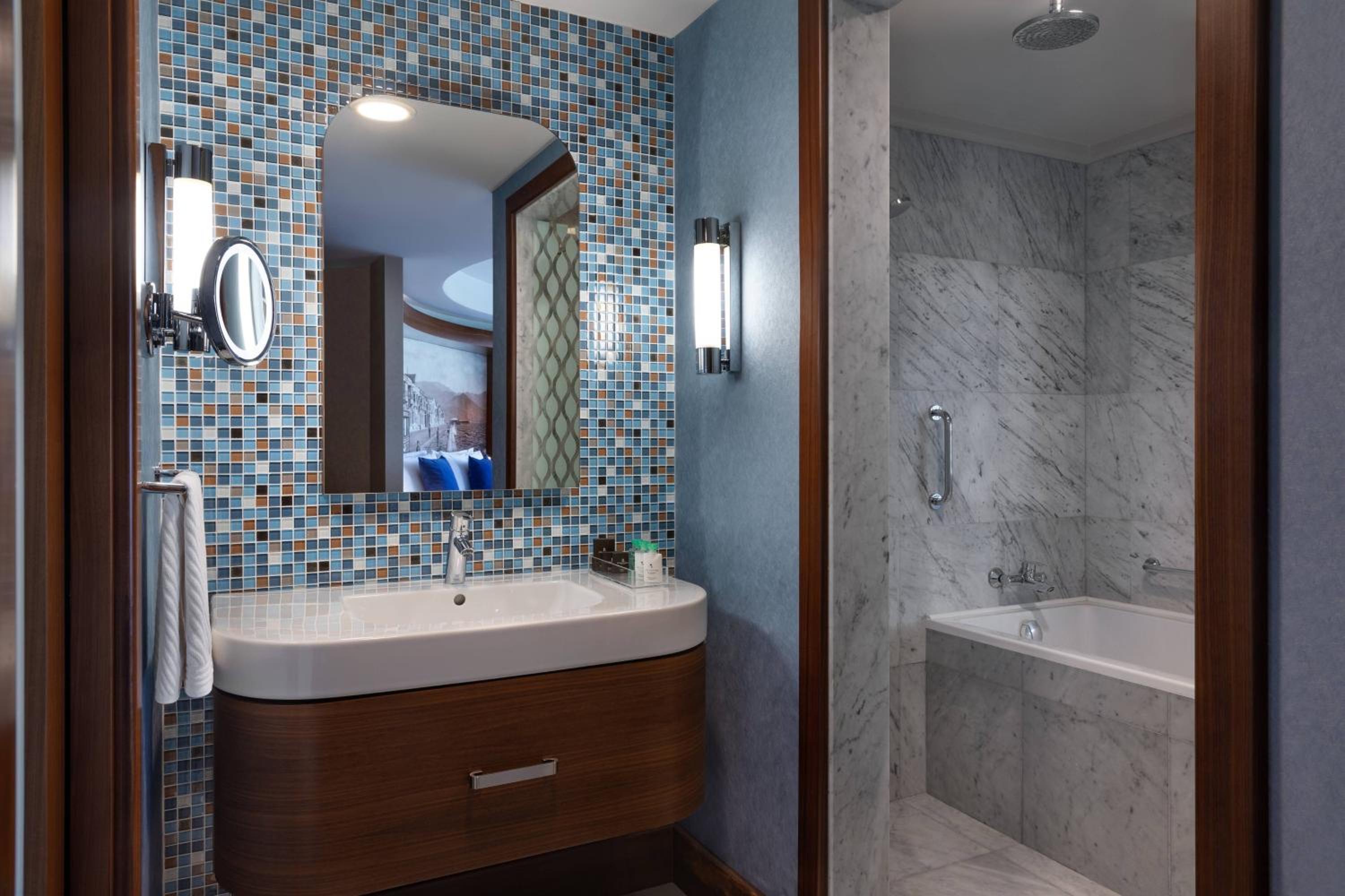 Junior Suite with Partial Sea View and Executive Lounge Access