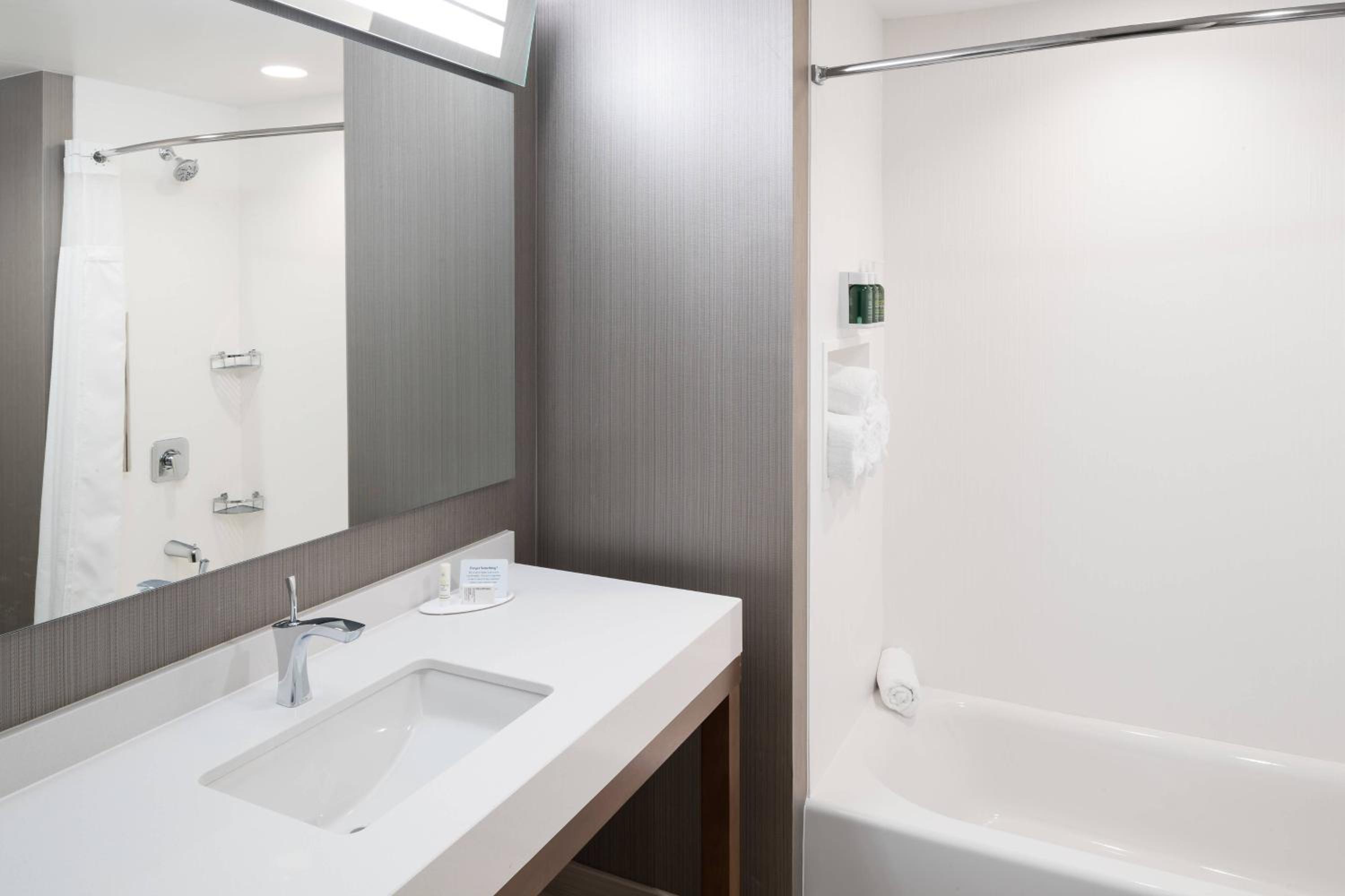 Queen Room With Two Queen Beds And Adapted Tub - Mobility Accessible