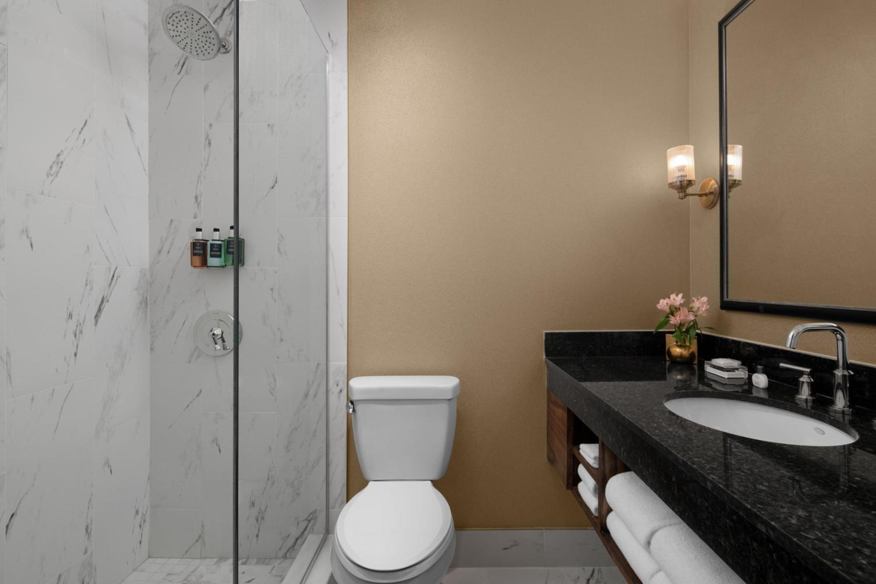 Queen Room photo 2