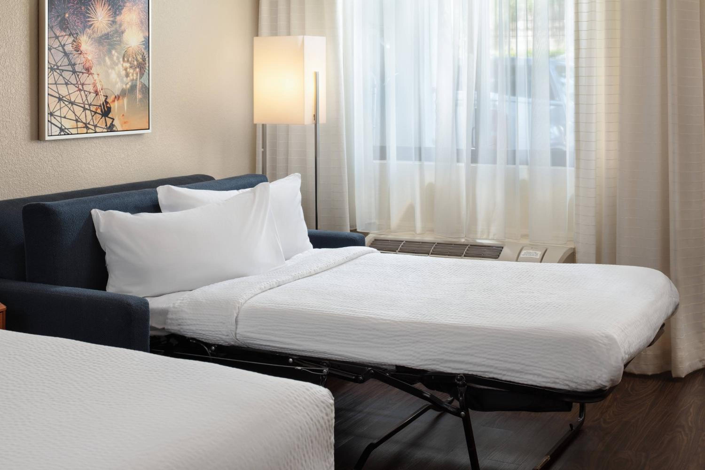 King Room with Sofa Bed - Photo 3
