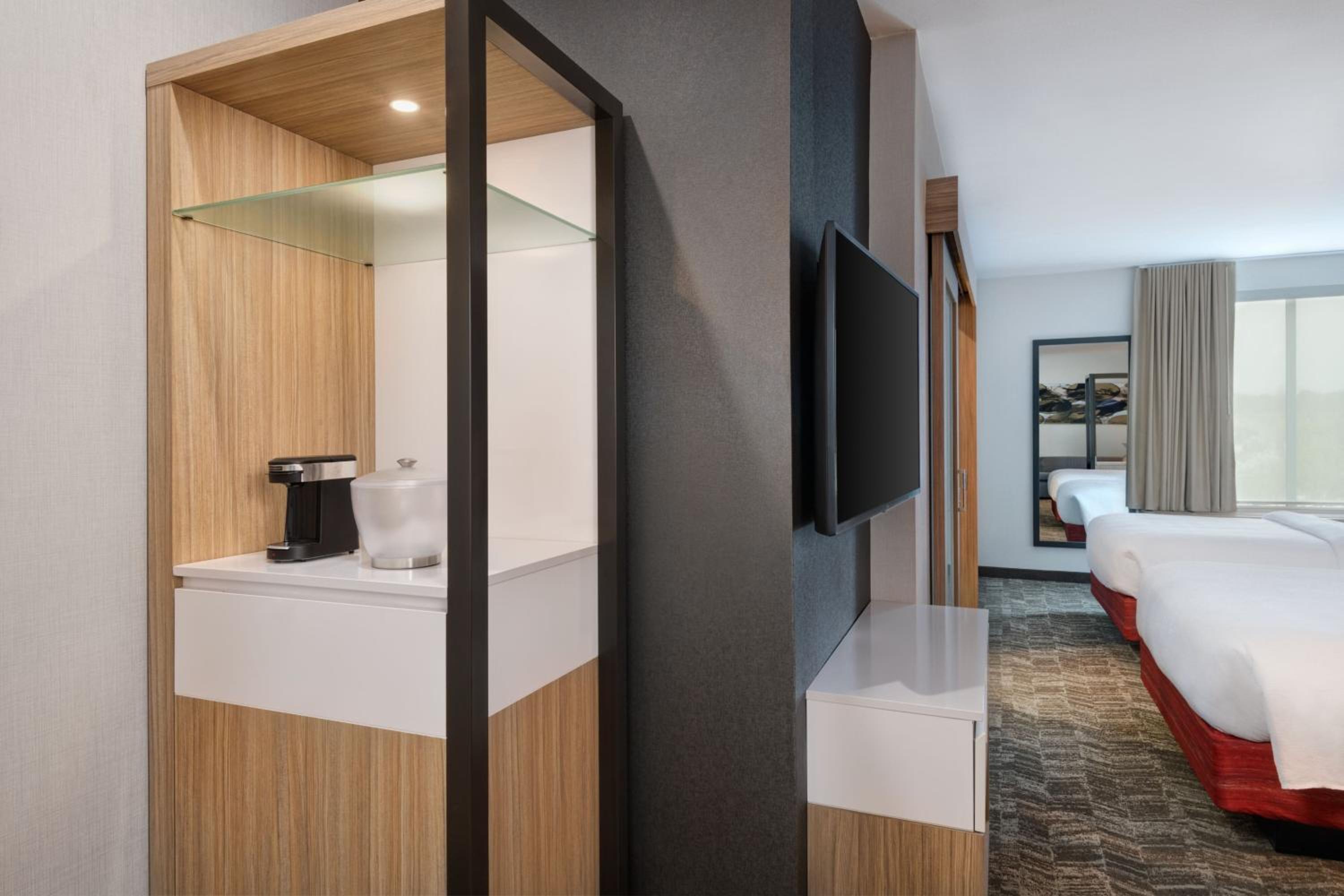 Queen Suite with Two Queen Beds and Sofa Bed - Photo 2