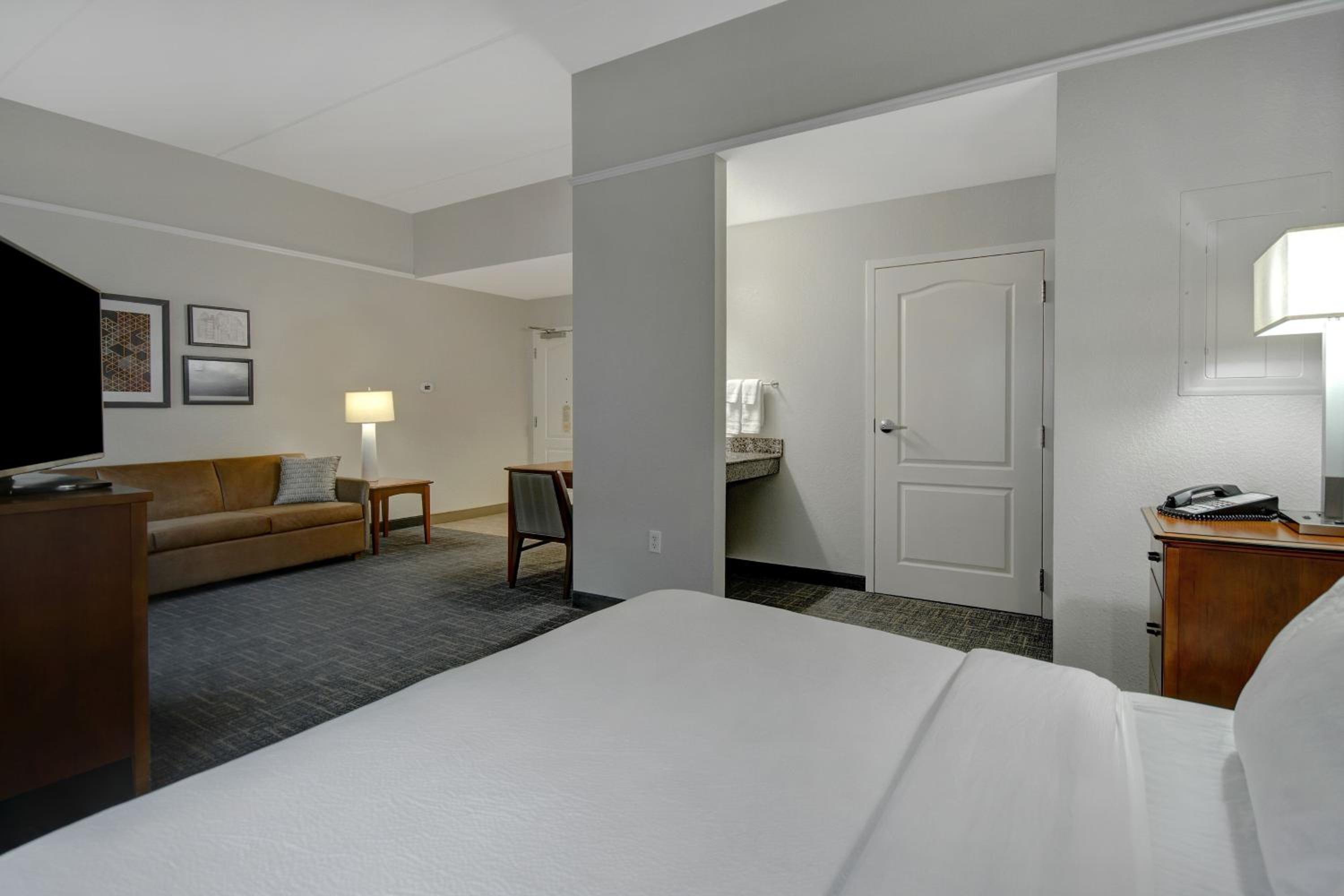 King Studio with Sofa Bed - Photo 9