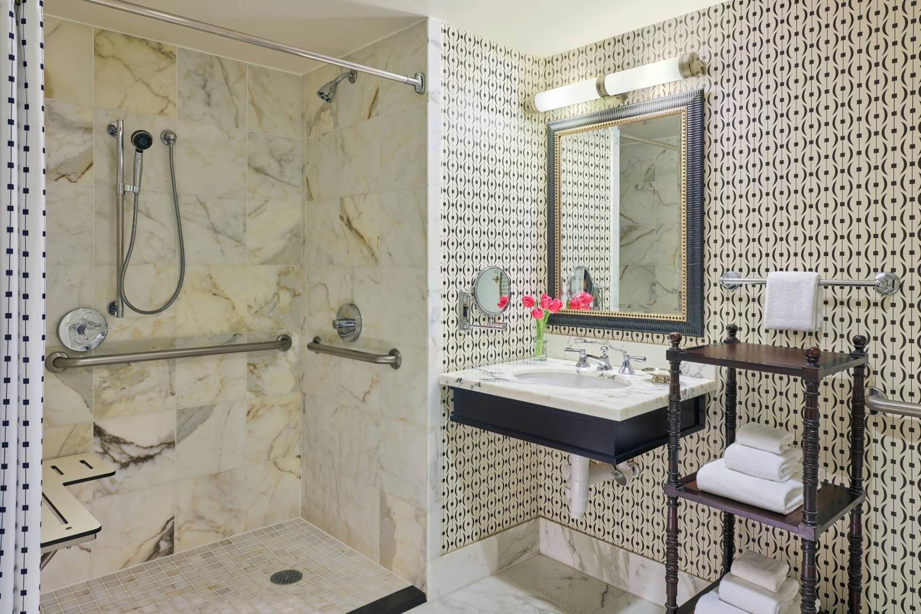Deluxe King Room with Adapted Tub - Mobility Accessible photo 3