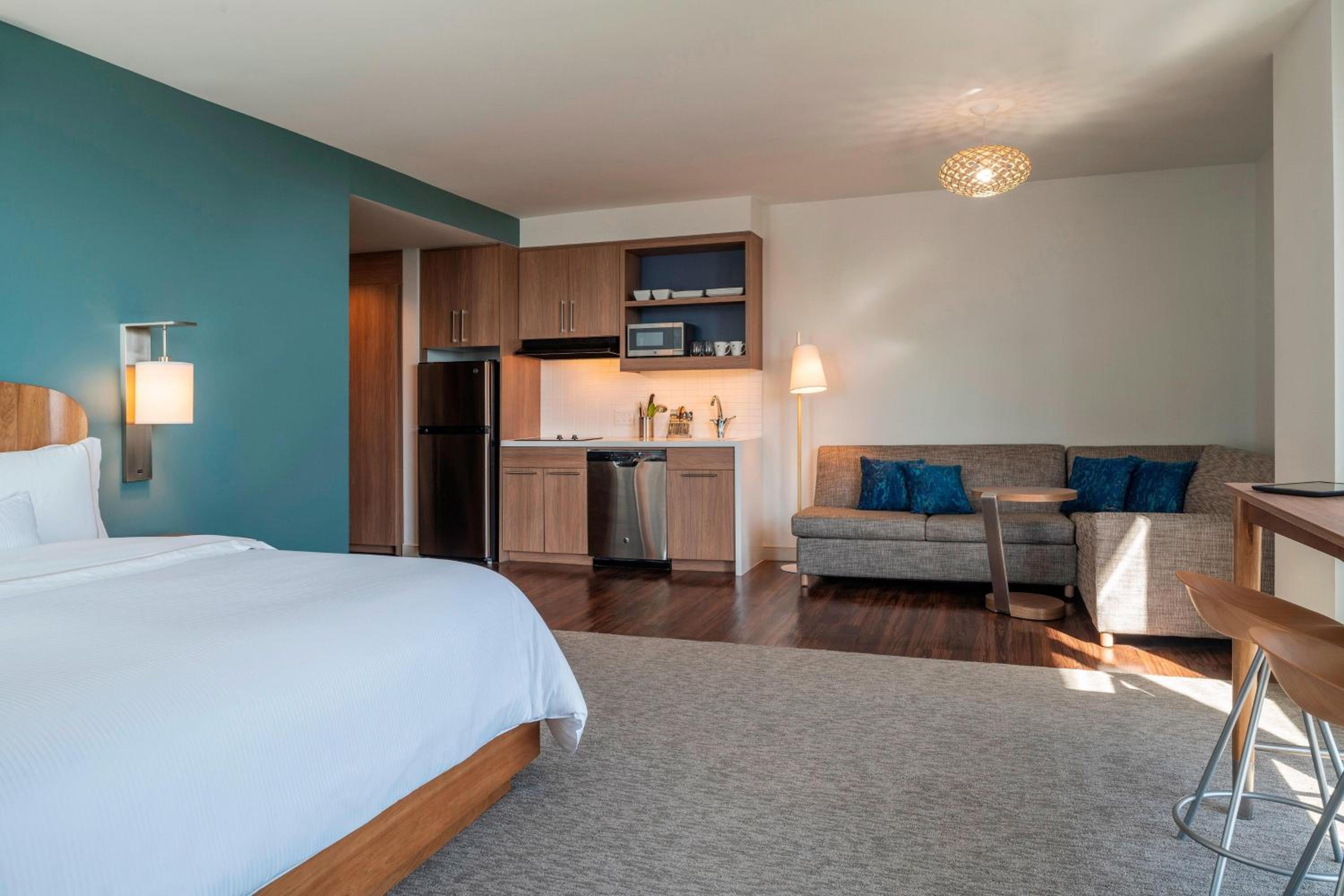 Federal Suite, 1 Bedroom Larger Suite, 1 King, Sofa bed