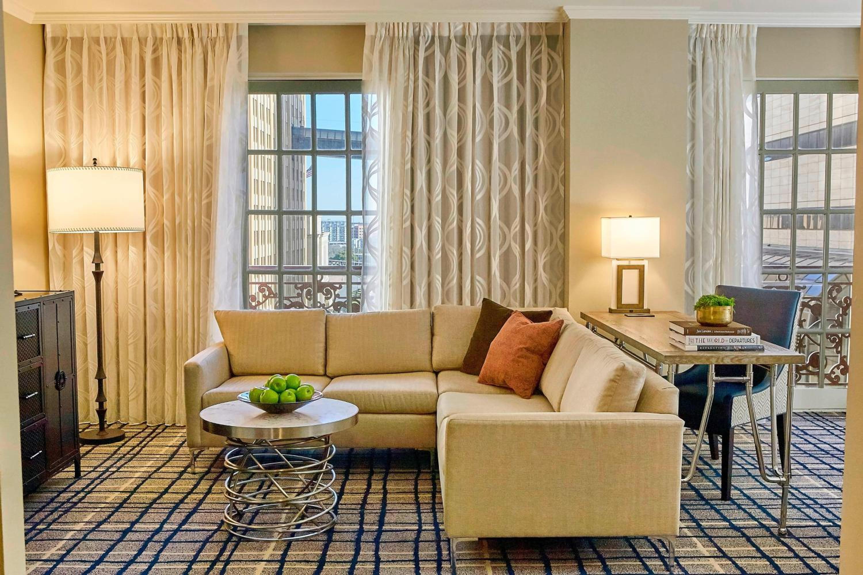 Executive Junior Suite, 1 King Bed, Corner location - Photo 7