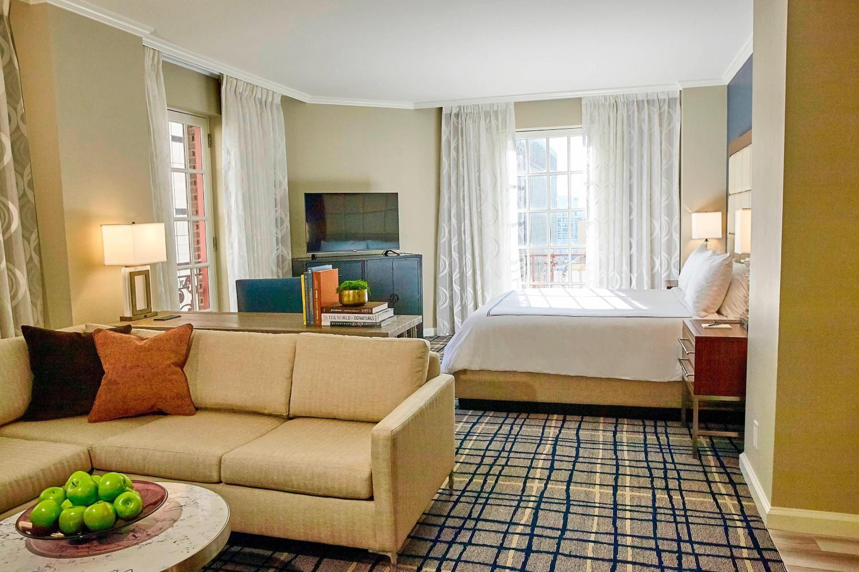 Executive Junior Suite, 1 King Bed, Corner location - Photo 6