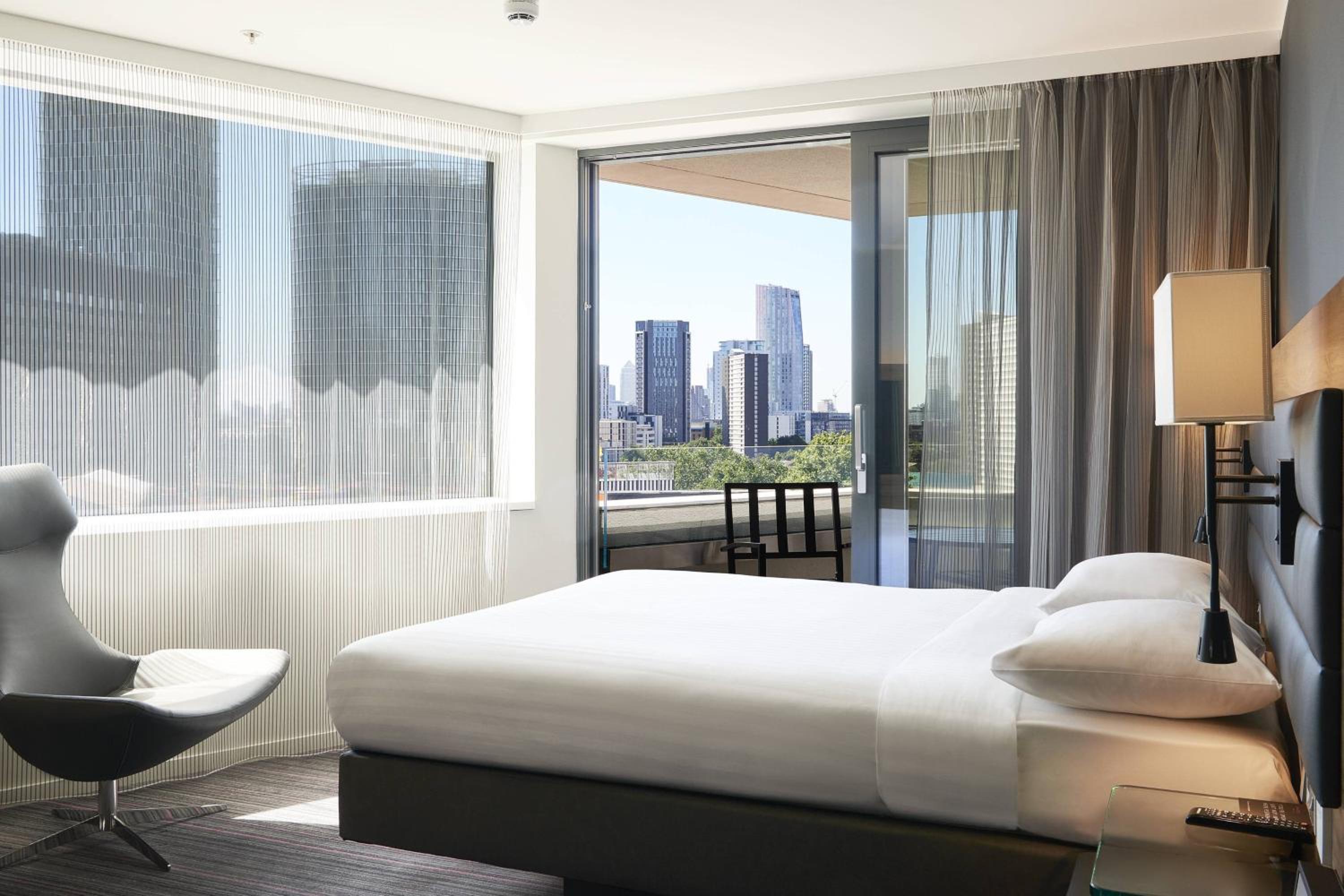Moxy Premium Queen Room with Balcony photo 3