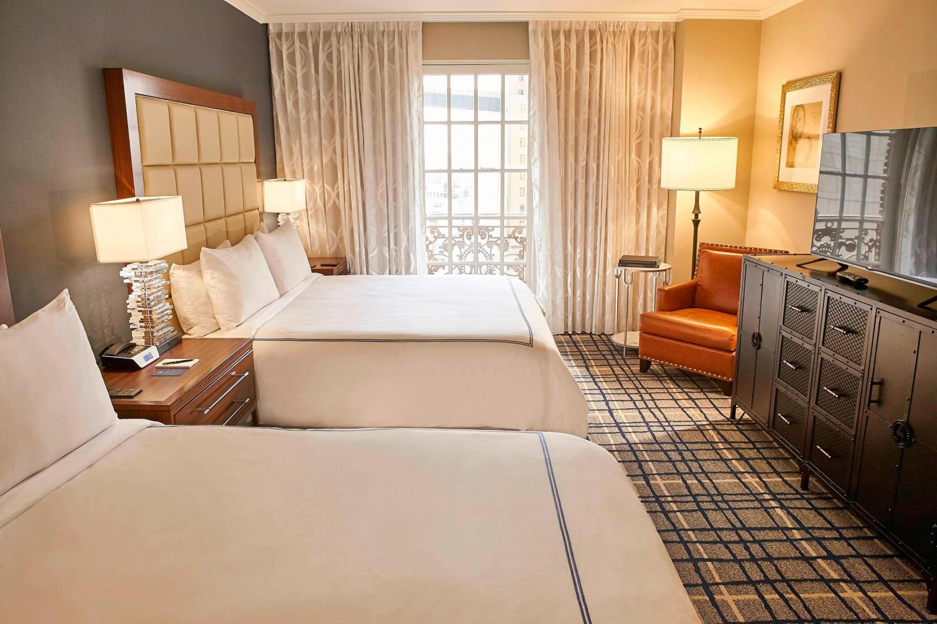Deluxe Guest Room, 2 King Beds - Photo 6