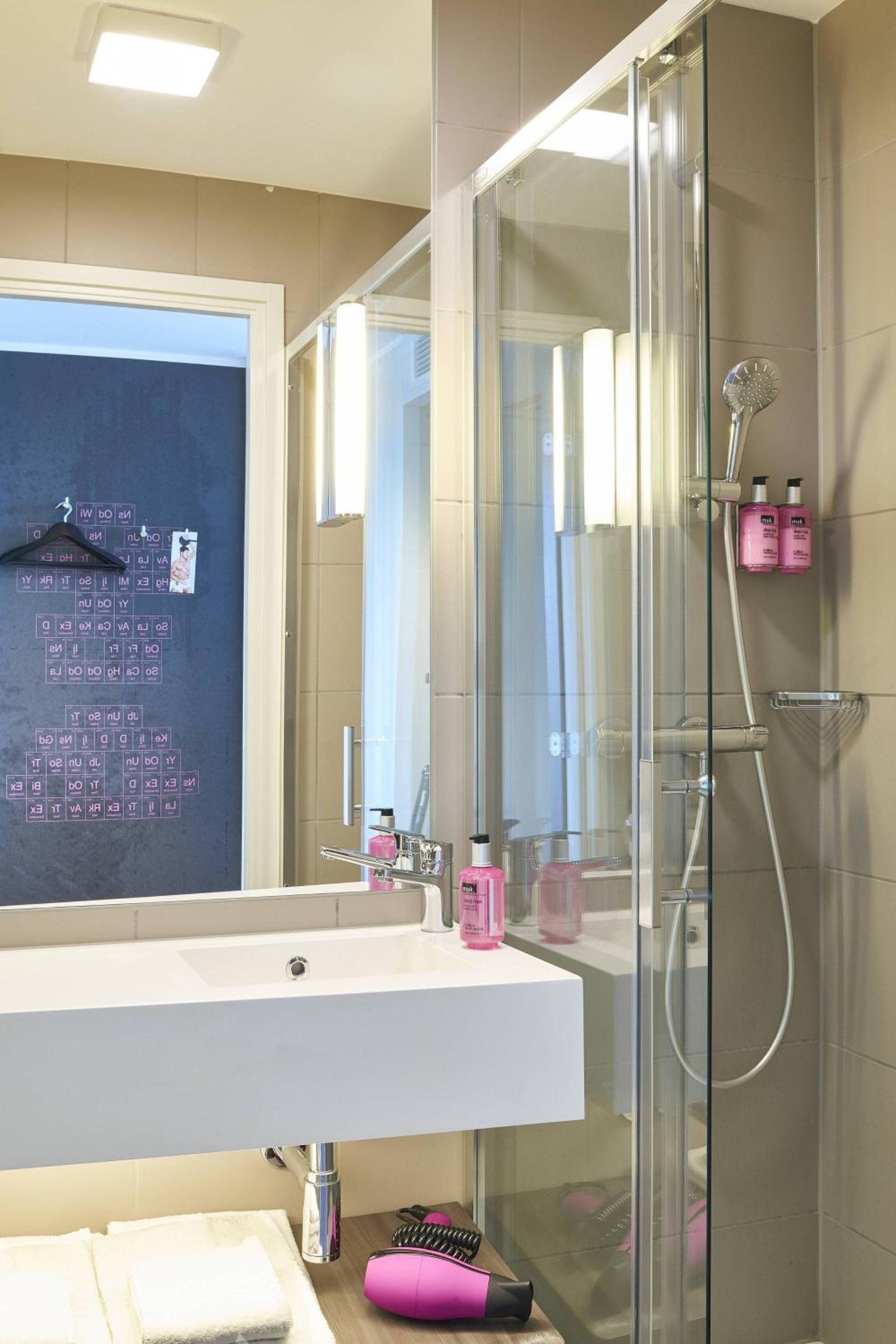 Moxy Queen Room photo 3
