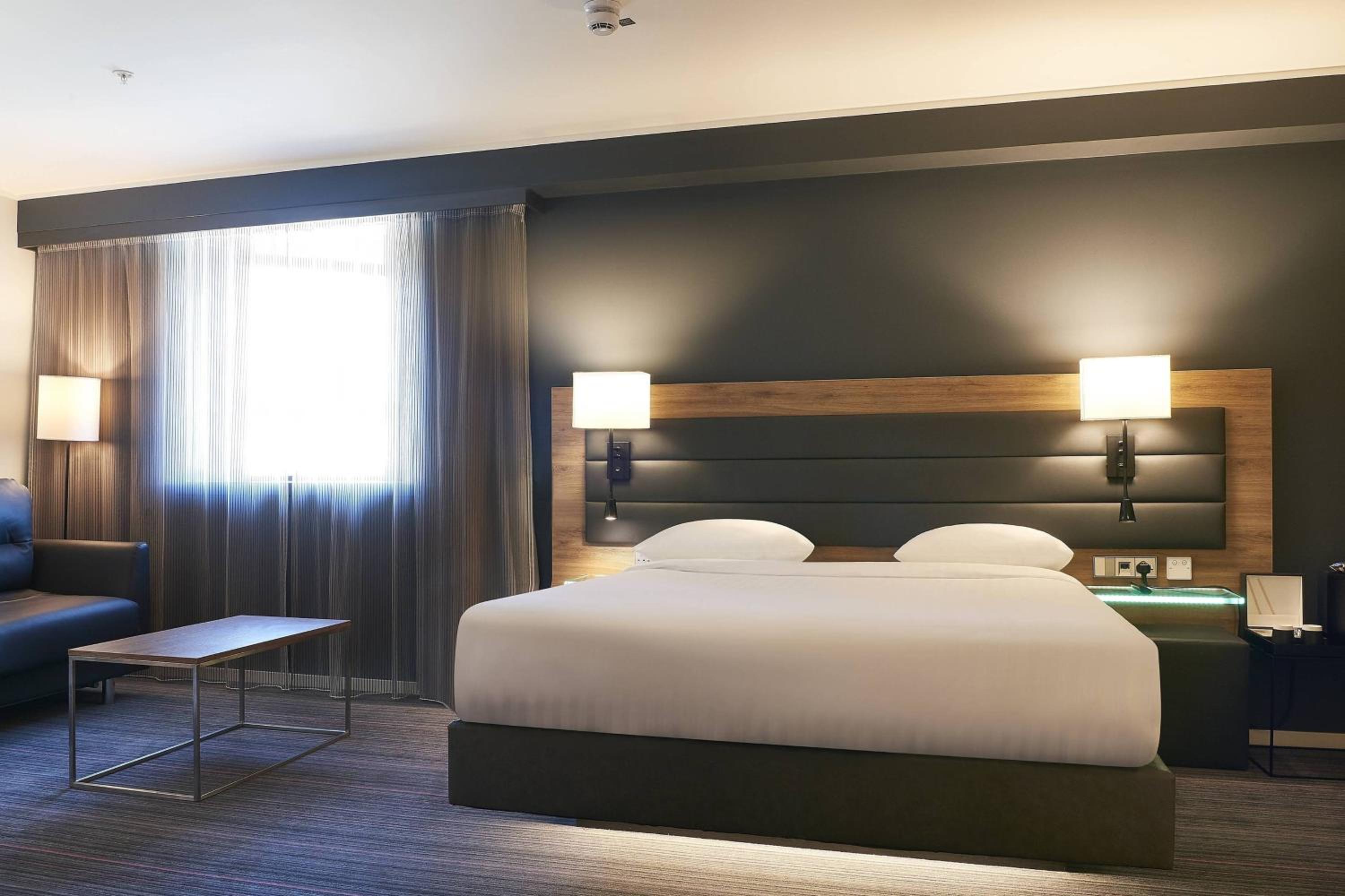 Moxy Extra Sleeper Queen Room with Sofa Bed photo 3