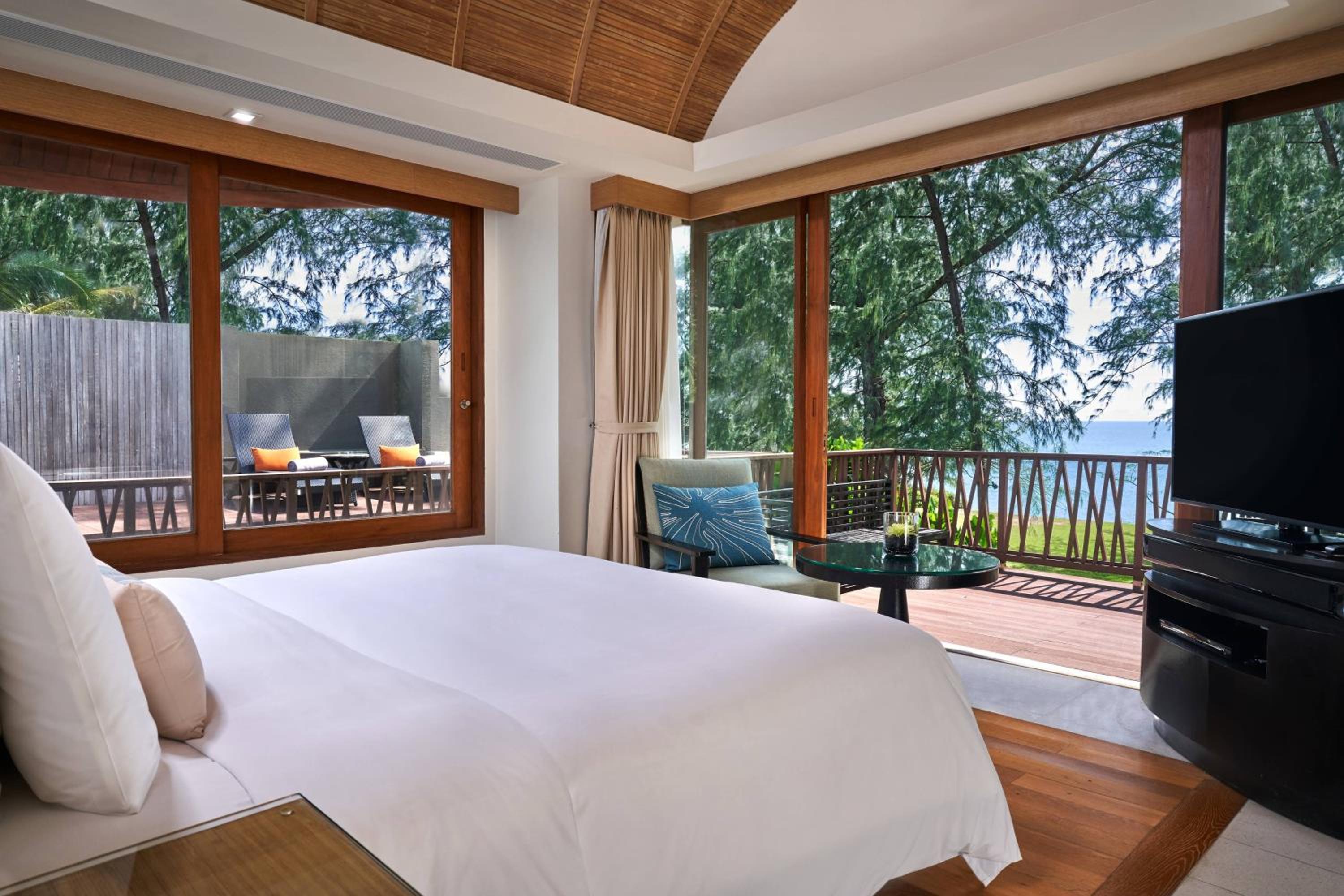 Oceanfront Three-Bedroom Villa with Private Pool (Newly Renovated)