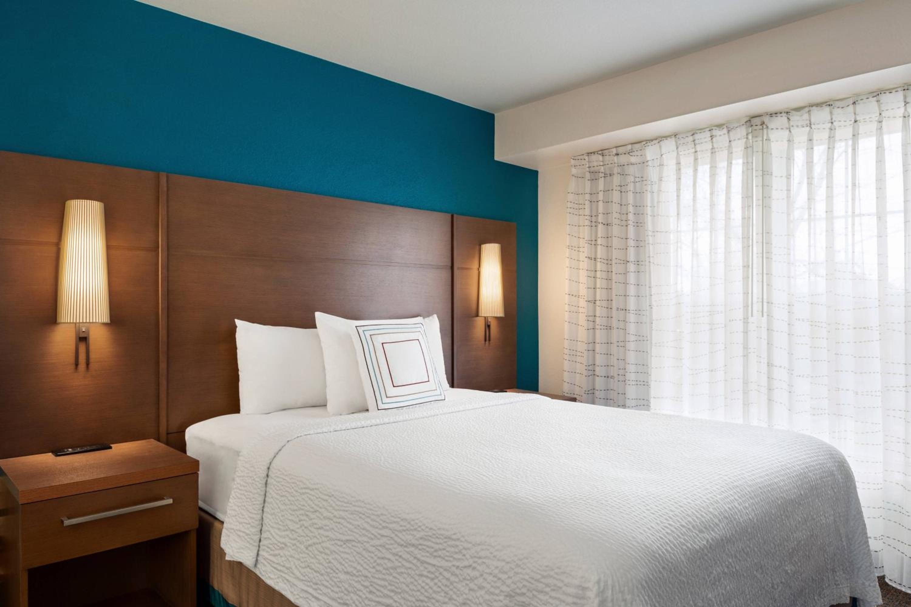 One-Bedroom Queen Suite with Sofa Bed - Photo 2