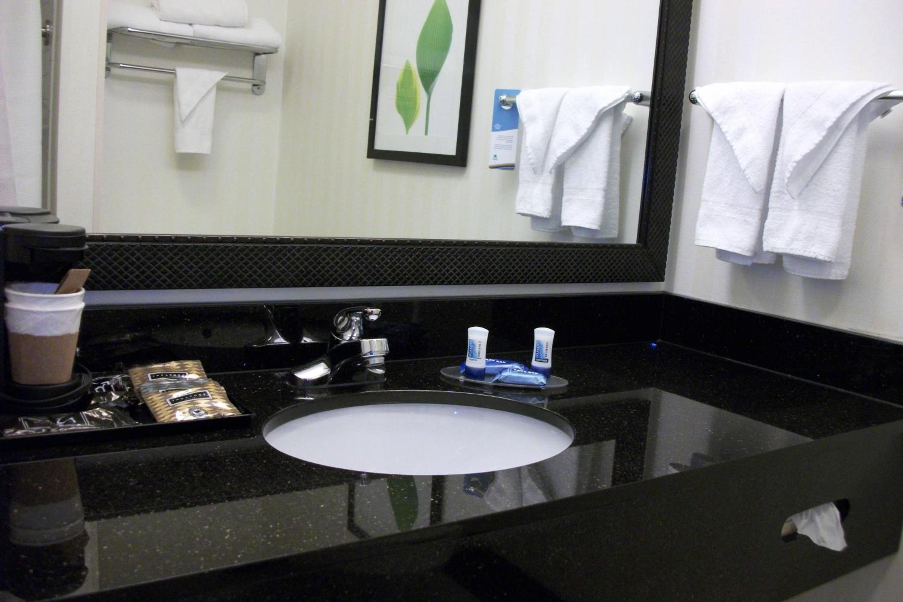 Queen Room with Two Queen Beds and Adapted Tub - Mobility and Hearing Accessible photo 2