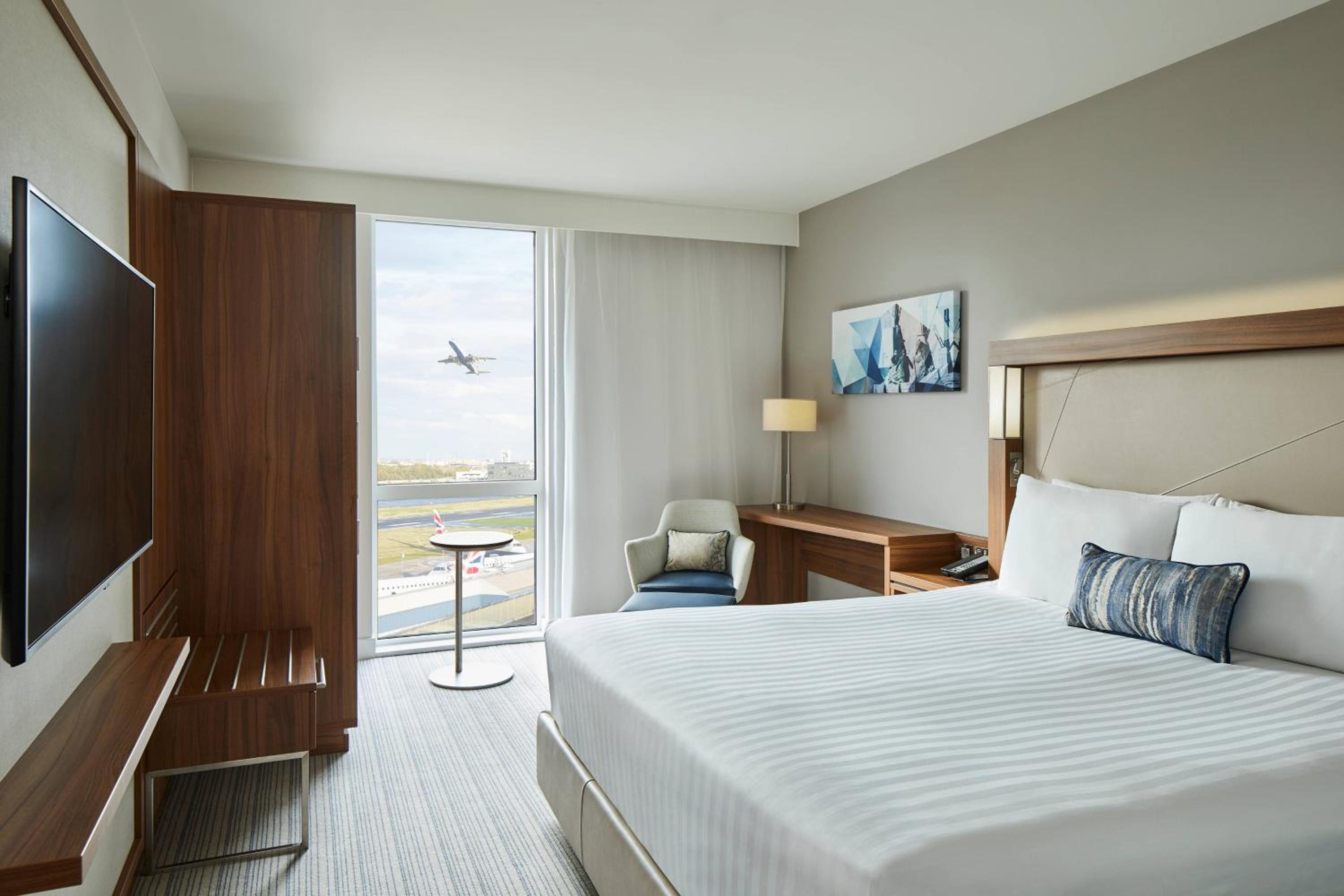 Guest room, 1 King, Runway view photo 1
