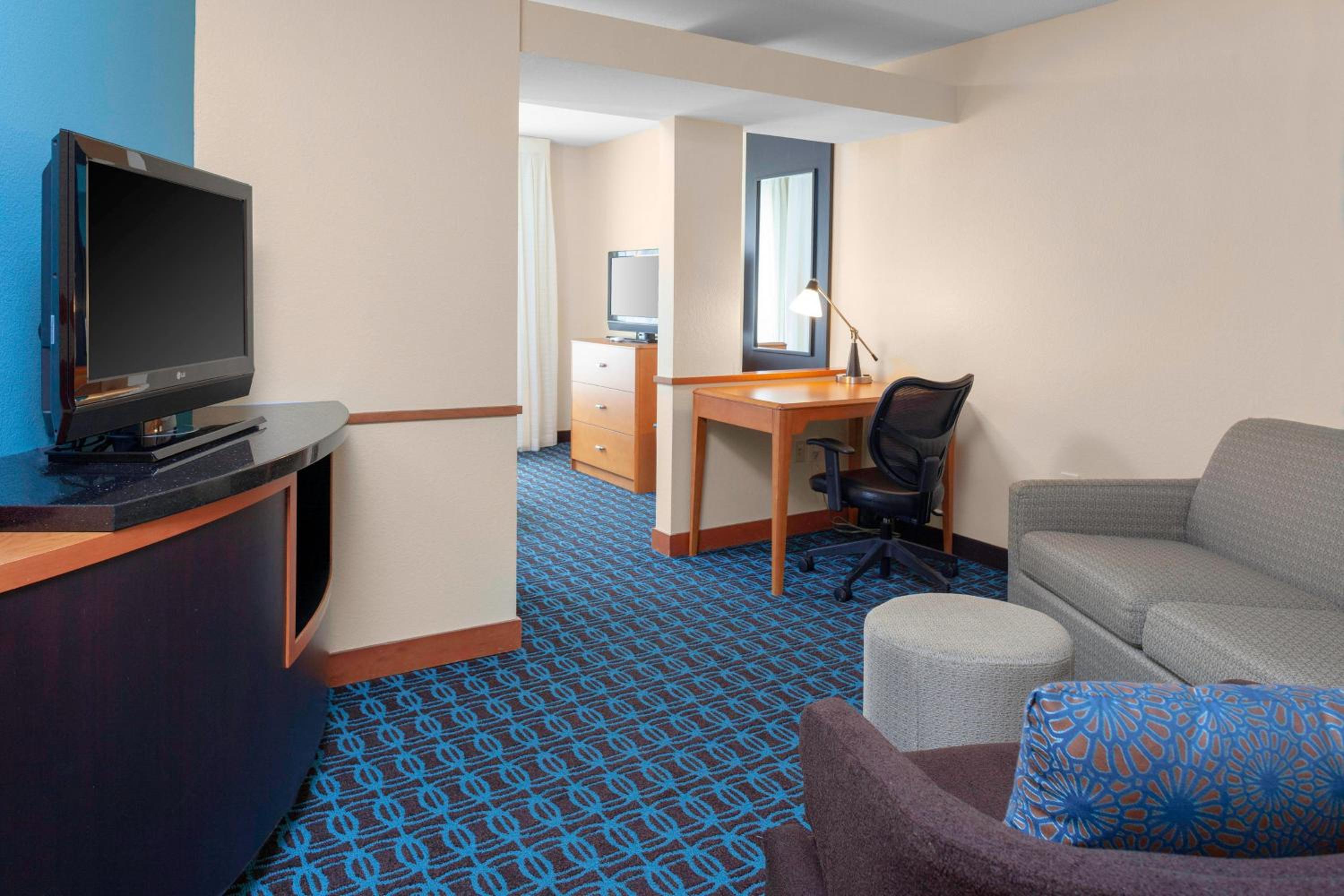 King Studio with Sofa Bed - Hearing Accessible photo 2