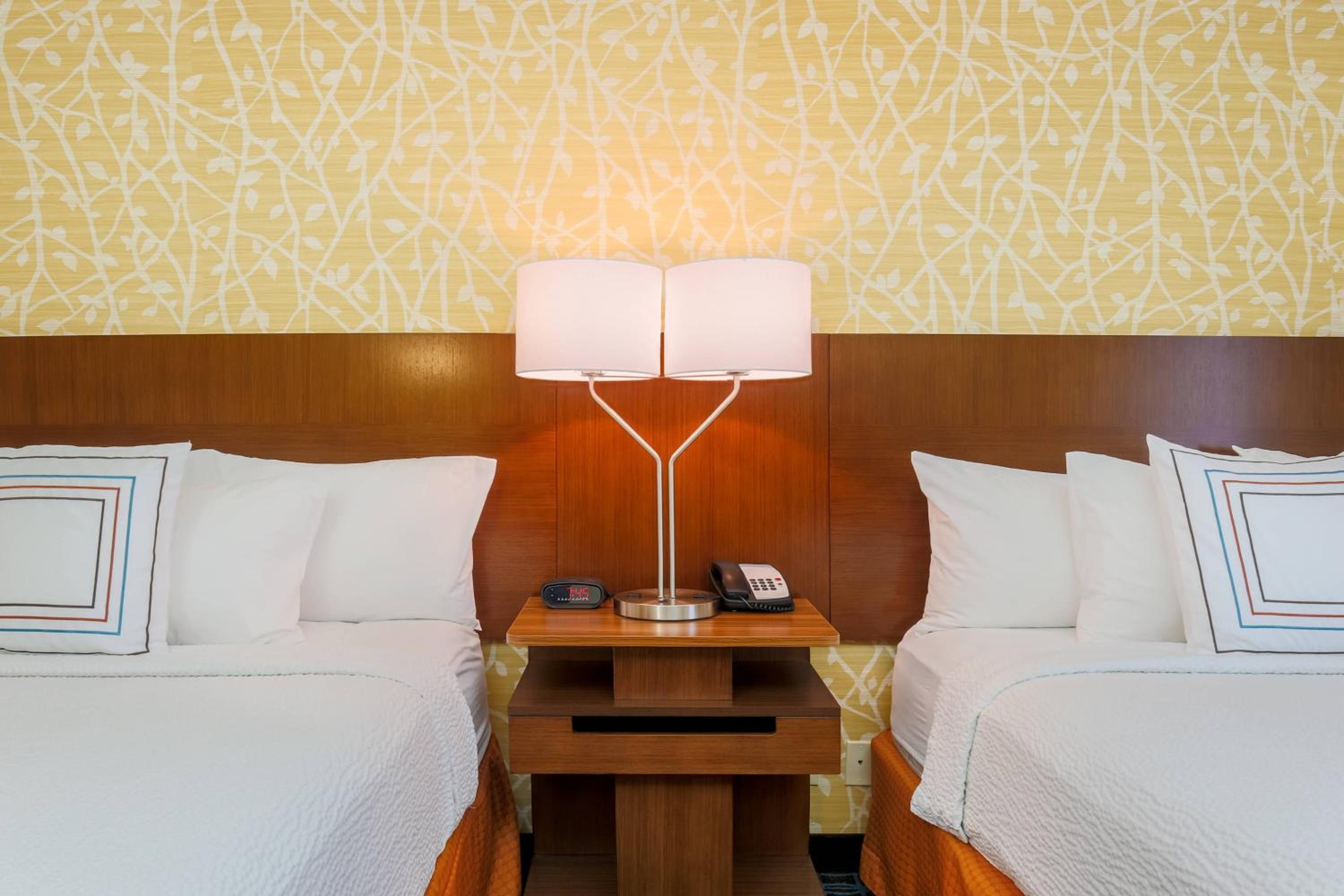 Queen Room with Two Queen Beds - Photo 4