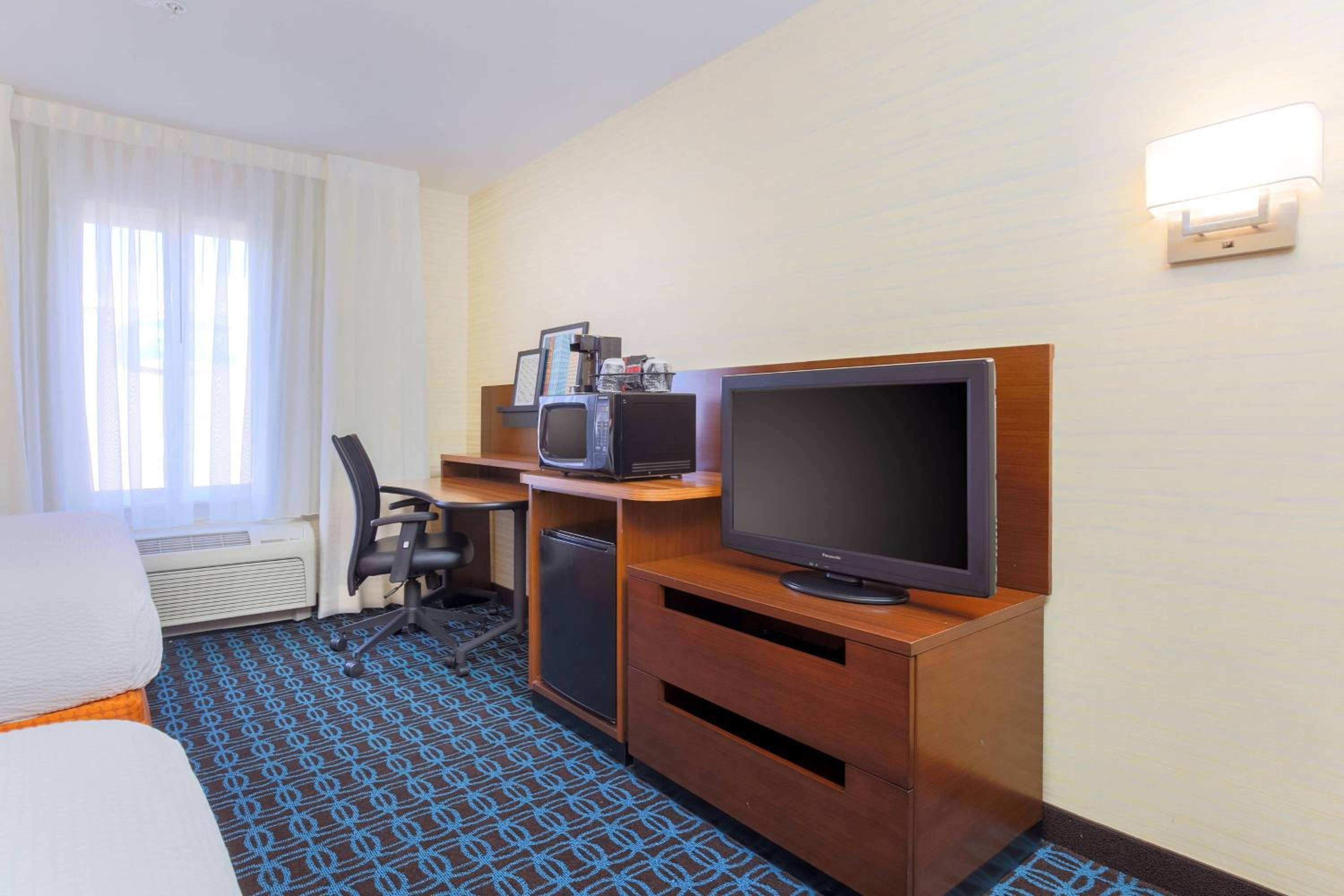 Queen Room with Two Queen Beds - Photo 2