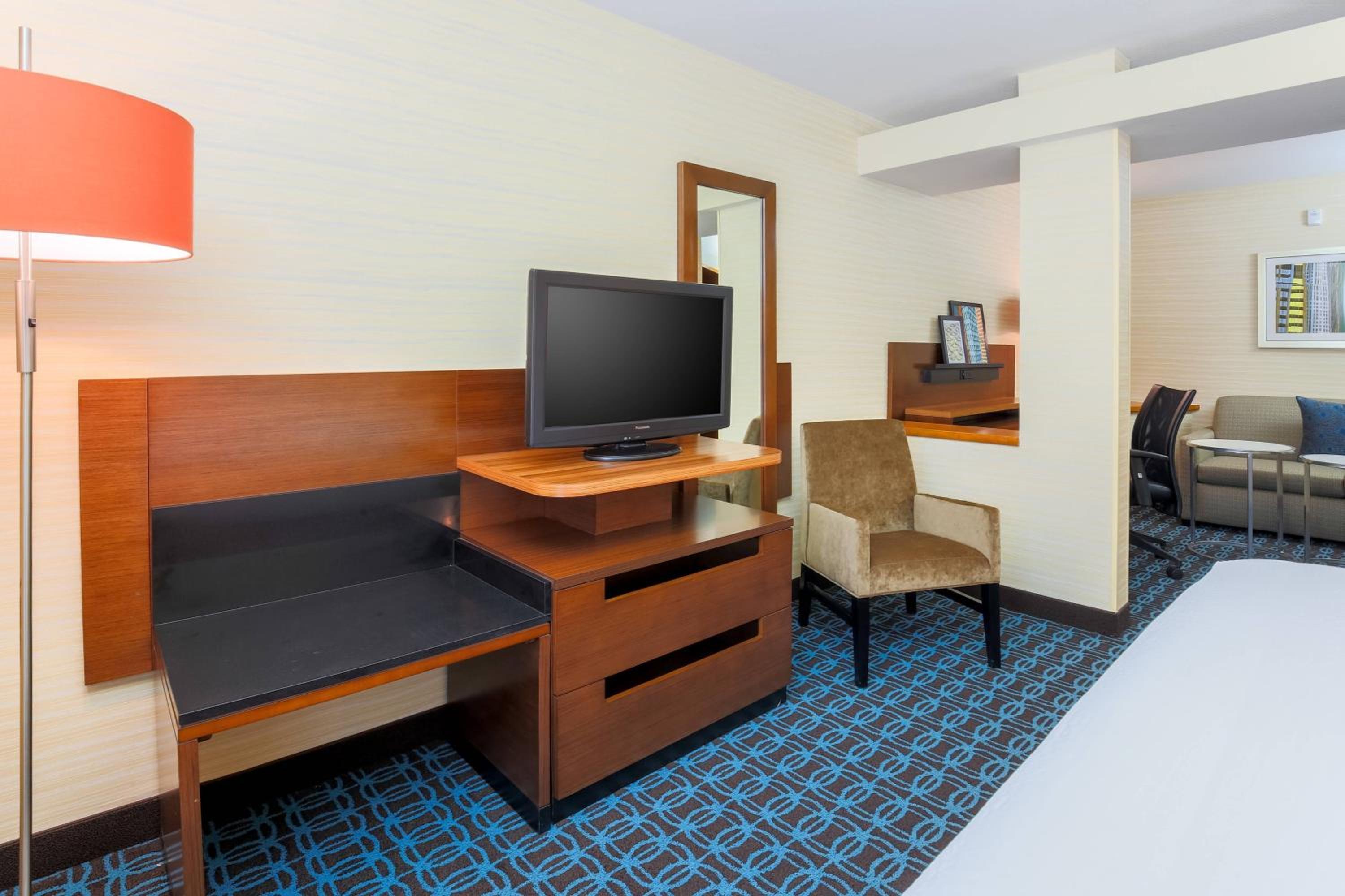 One-Bedroom King Suite with Sofa Bed - Photo 2